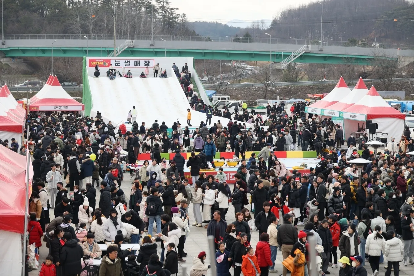 산타페스티벌 참가자들이 얼음썰매 등 풍성한 프로그램을 즐기고 있다.
임실군 제공