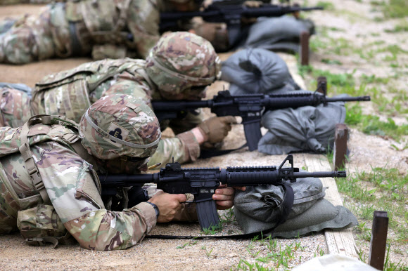 튀어 오르는 탄피