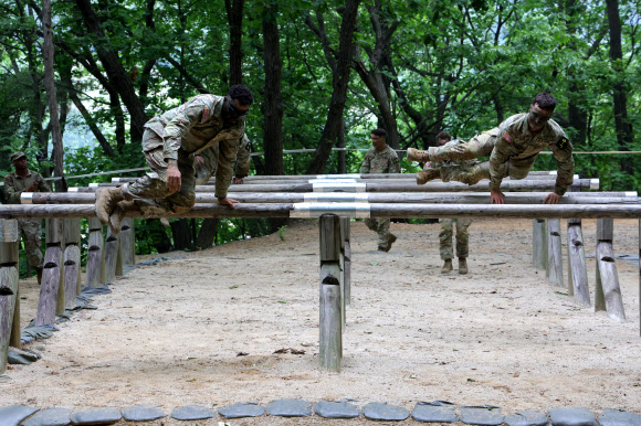 장애물 통과하는 미군