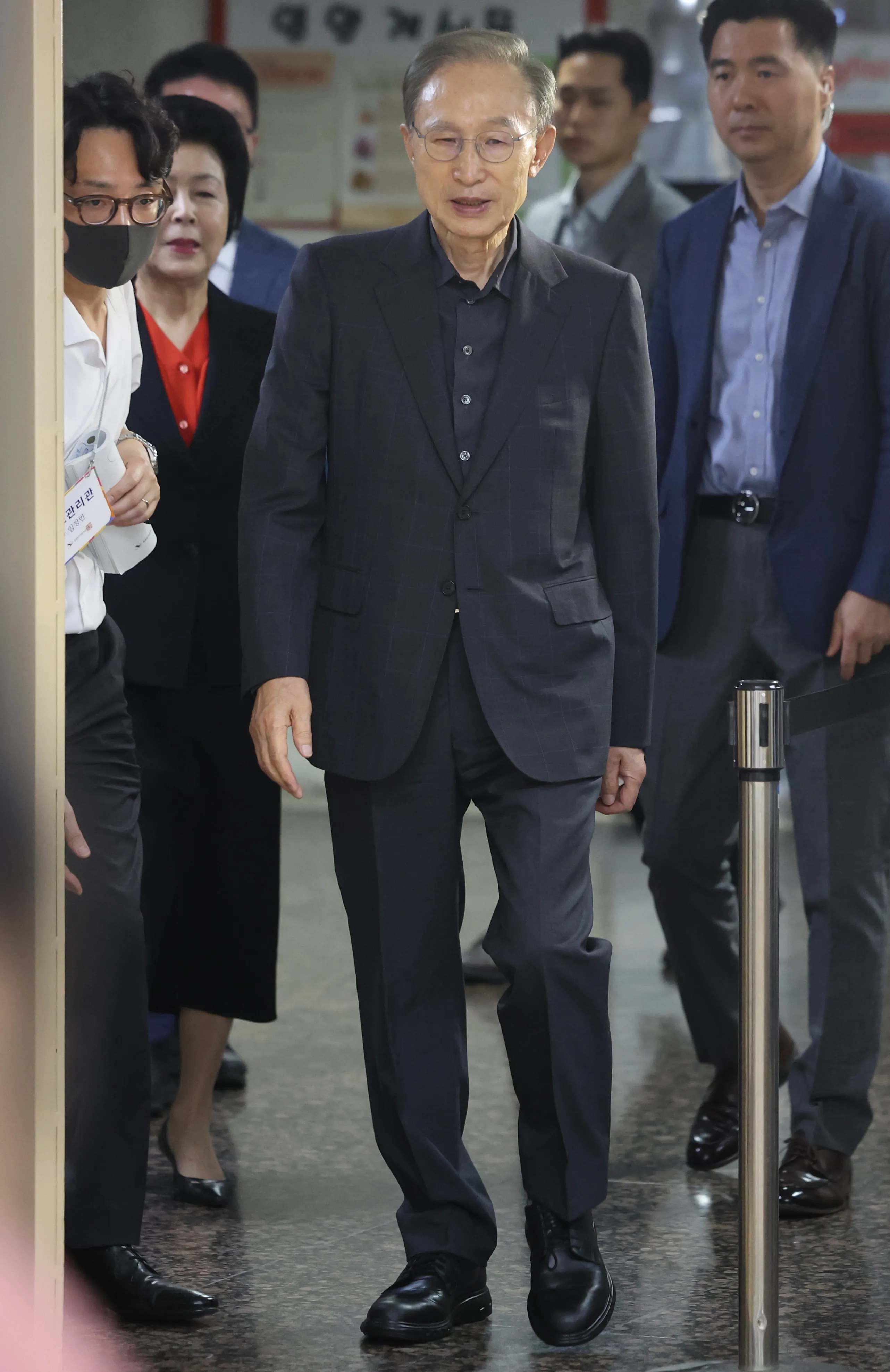 투표장 입장하는 이명박 전 대통령 내외  이명박 전 대통령과 부인 김윤옥 여사가 제21대 대통령선거 투표일인 3일 서울 강남구 국민연금공단 서울남부지역본부에 마련된 논현1동제3투표소로 입장하고 있다. 2025.6.3 연합뉴스
