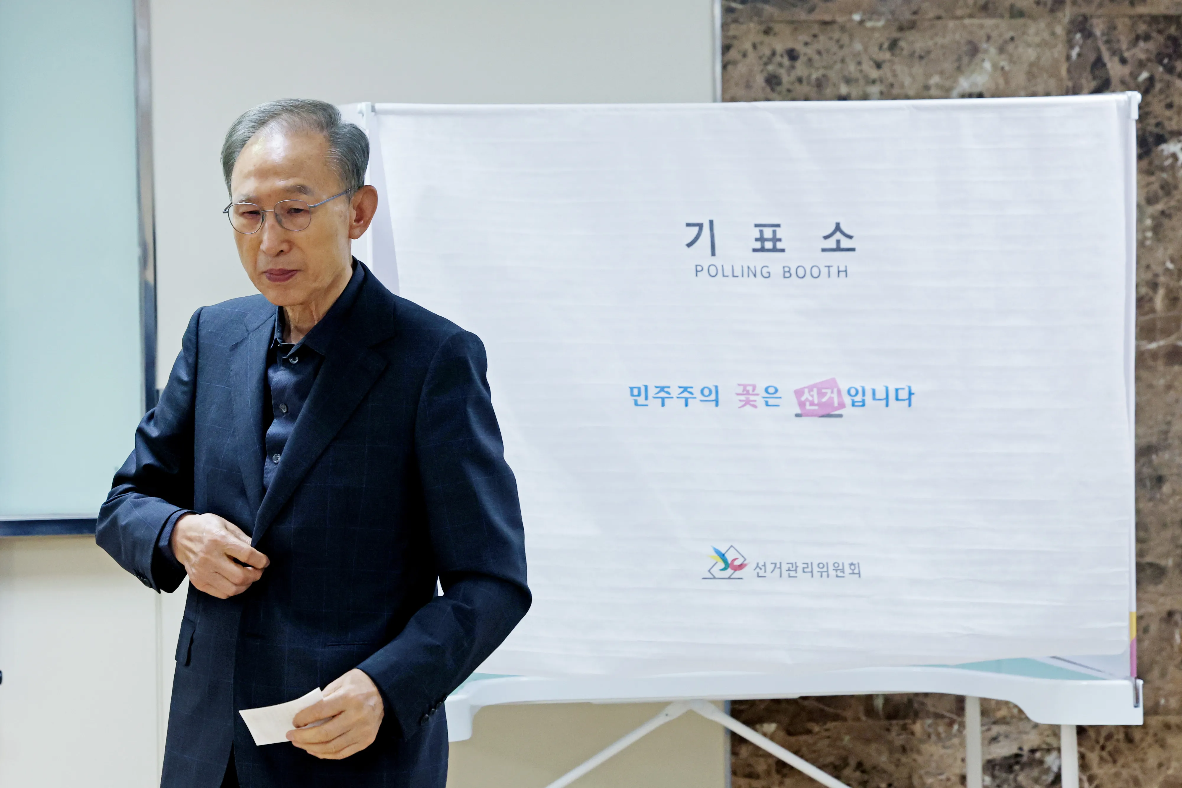 기표소 나온 이명박 전 대통령  이명박 전 대통령이 제21대 대통령선거 투표일인 3일 서울 강남구 국민연금공단 서울남부지역본부에 마련된 논현1동제3투표소에서 기표를 마친 뒤 기표소에서 나오고 있다. 2025.6.3 연합뉴스