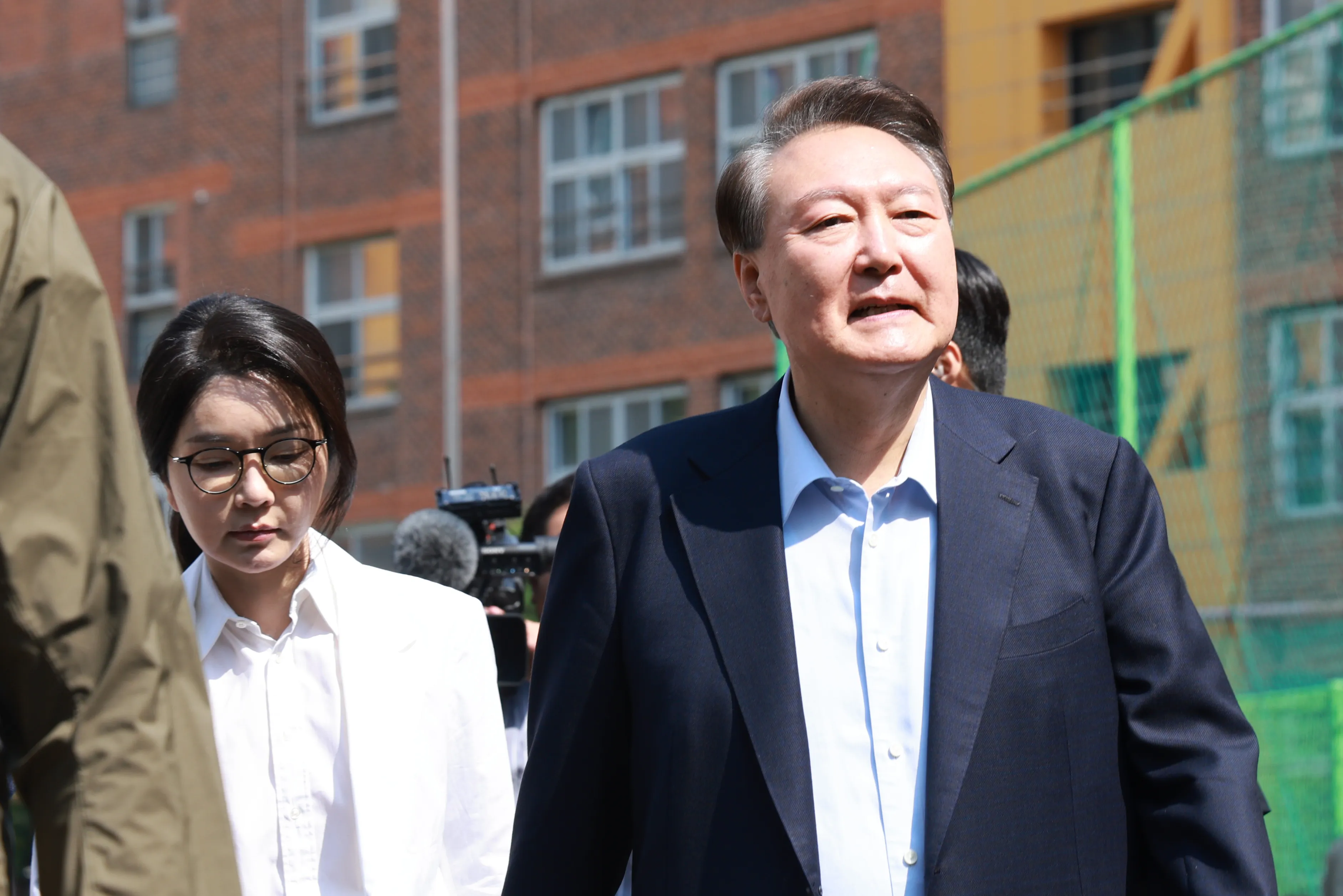 윤석열 전 대통령 부부, 제21대 대선 투표  윤석열 전 대통령과 김건희 여사가 21대 대통령 선거일인 3일 서울 서초구 원명초등학교에 마련된 서초4동 제3투표소에서 투표를 마친 뒤 차량으로 향하고 있다. 2025.6.3 연합뉴스