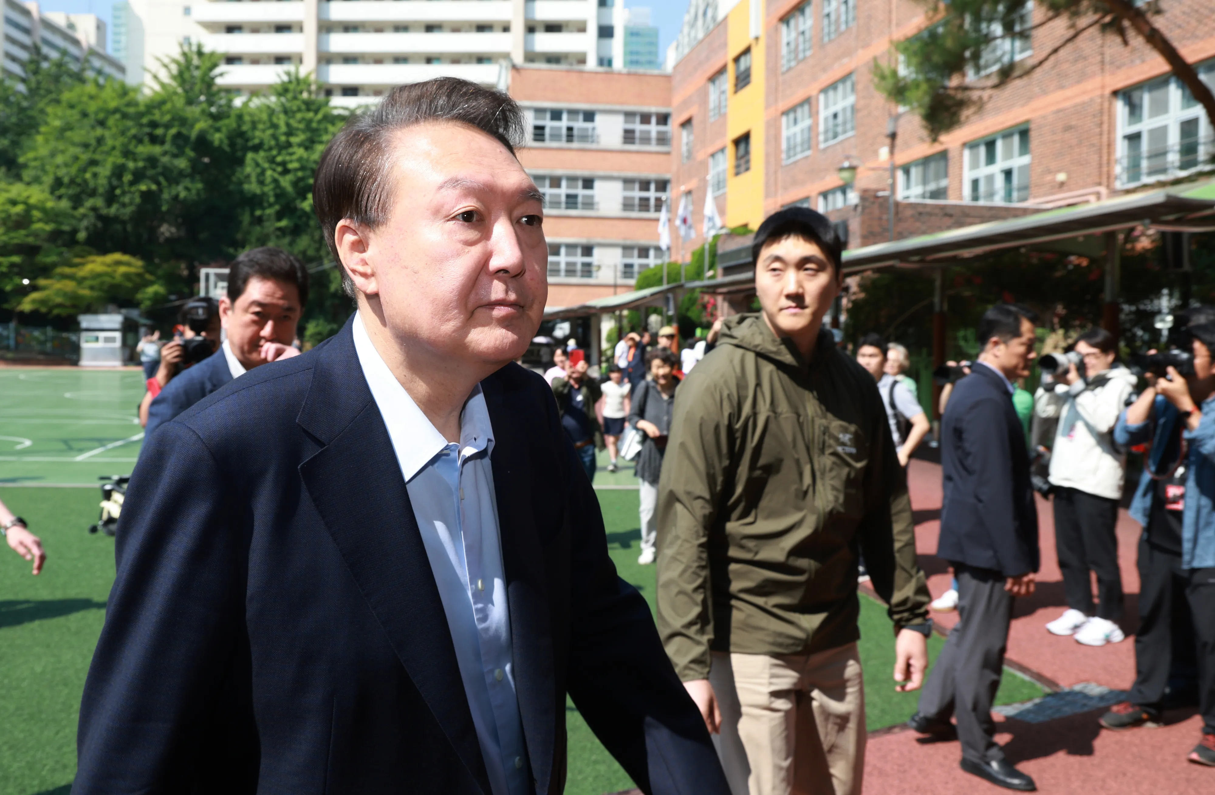 윤석열 전 대통령, 제21대 대선 투표  윤석열 전 대통령이 21대 대통령 선거일인 3일 서울 서초구 원명초등학교에 마련된 서초4동제3투표소로 향하고 있다. 2025.6.3 연합뉴스