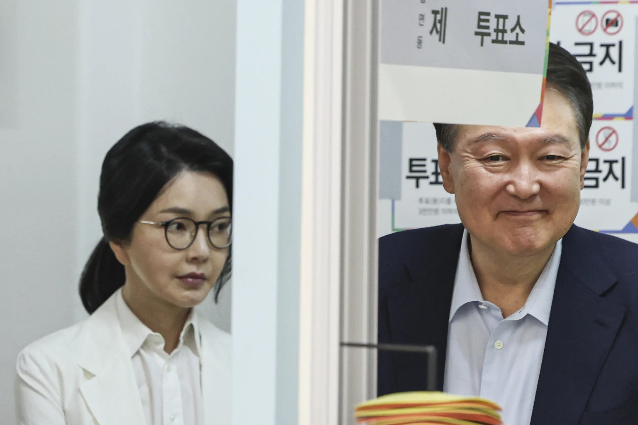 윤석열 전 대통령과 김건희 여사가 제21대 대통령 선거일인 3일 서울 서초구 원명초등학교에 마련된 서초4동제3투표소에서 투표하기 위해 줄을 서고 있다. 2025.6.3 공동취재