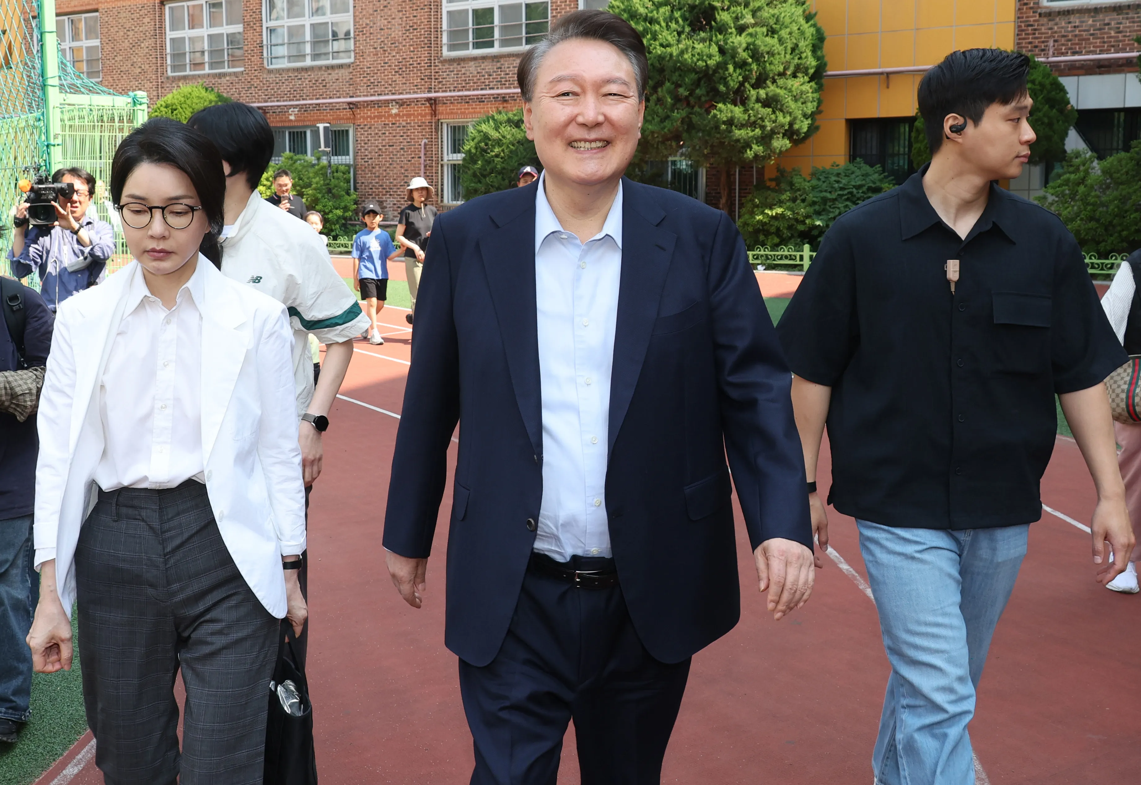 윤석열 전 대통령과 김건희 여사가 21대 대통령 선거일인 3일 서울 서초구 원명초등학교에 마련된 서초4동 제3투표소에서 투표를 마친 뒤 차량으로 향하고 있다. 2025.6.3 공동취재