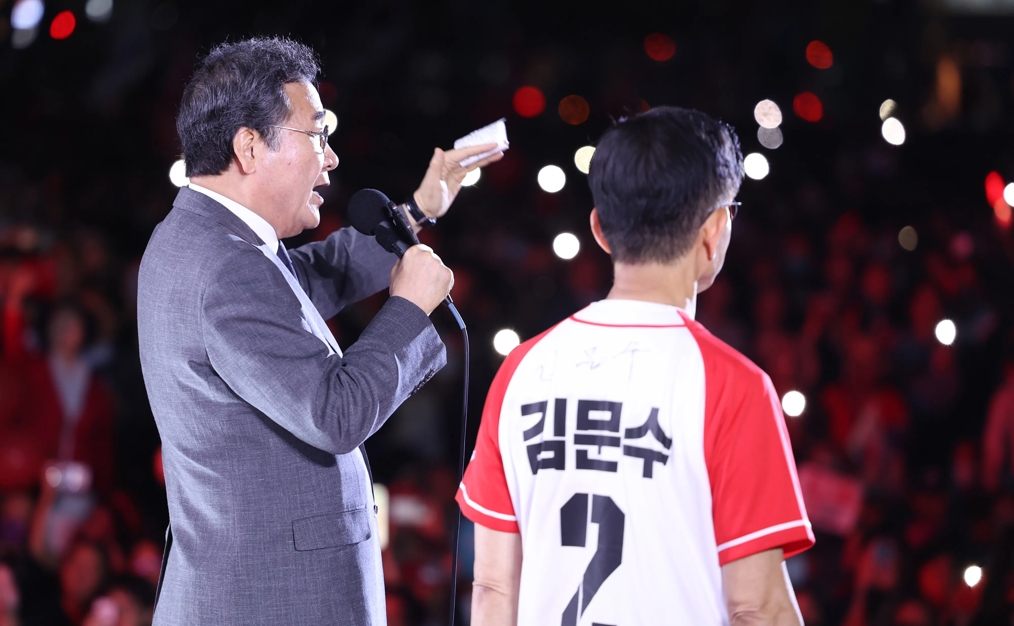 이낙연 전 국무총리가 2일 오후 서울 중구 시청광장에서 열린 “울려라 함성, 들어라 승리의 메아리” 서울 피날레 총유세에서 김문수 국민의힘 대선 후보를 지지하고 있다.  2025.6.2 안주영 전문기자