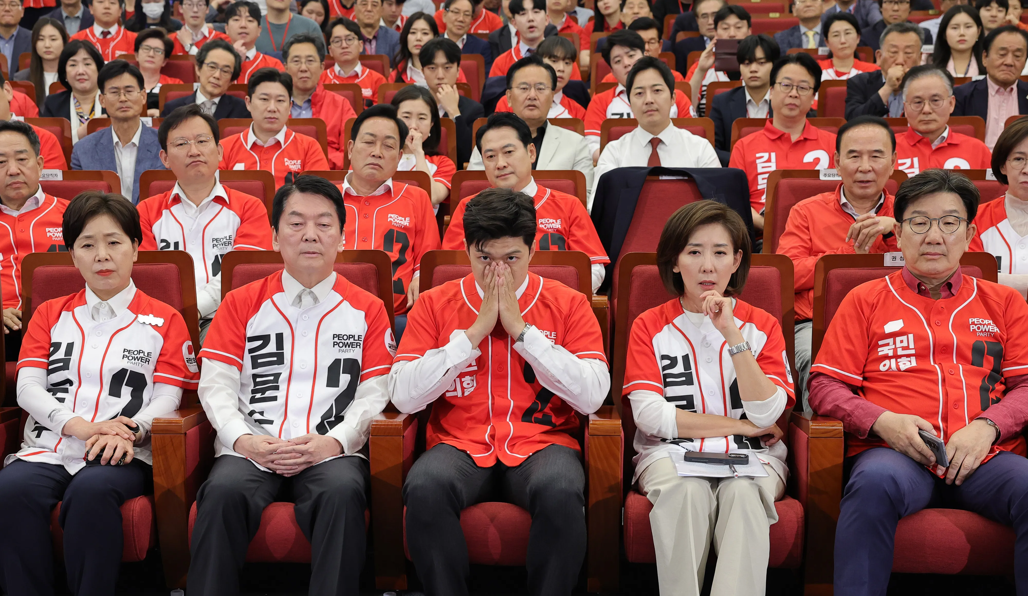 국힘  3일 서울 여의도 국회 도서관에 마련된 국민의힘 개표 상황실에서 선대위원장들이 제21대 대통령 선거 방송3사 출구조사 결과를 보고 있다. (왼쪽부터)양향자, 안철수, 김용태, 나경원, 권성동 2025.6.3 안주영 전문기자