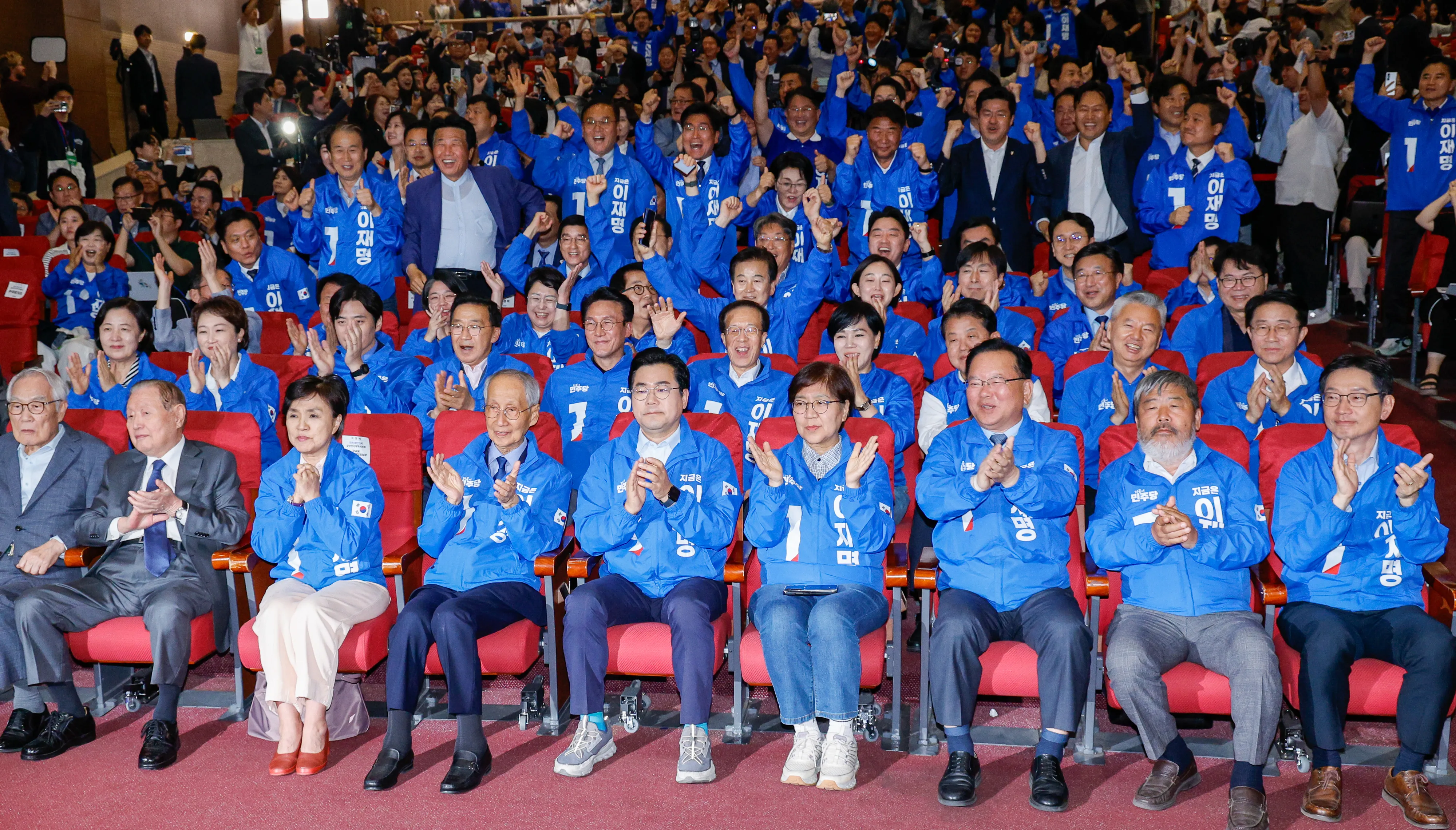 박찬대, 윤여준 더불어민주당 상임총괄선대위원장 등이 3일 오후 서울 여의도 국회의원회관 개표상황실에서 제21대 대통령선거 이재명 대통령 후보 51.7% 출구조사 결과에 손뼉치고 있다.2025.6.3 홍윤기 기자