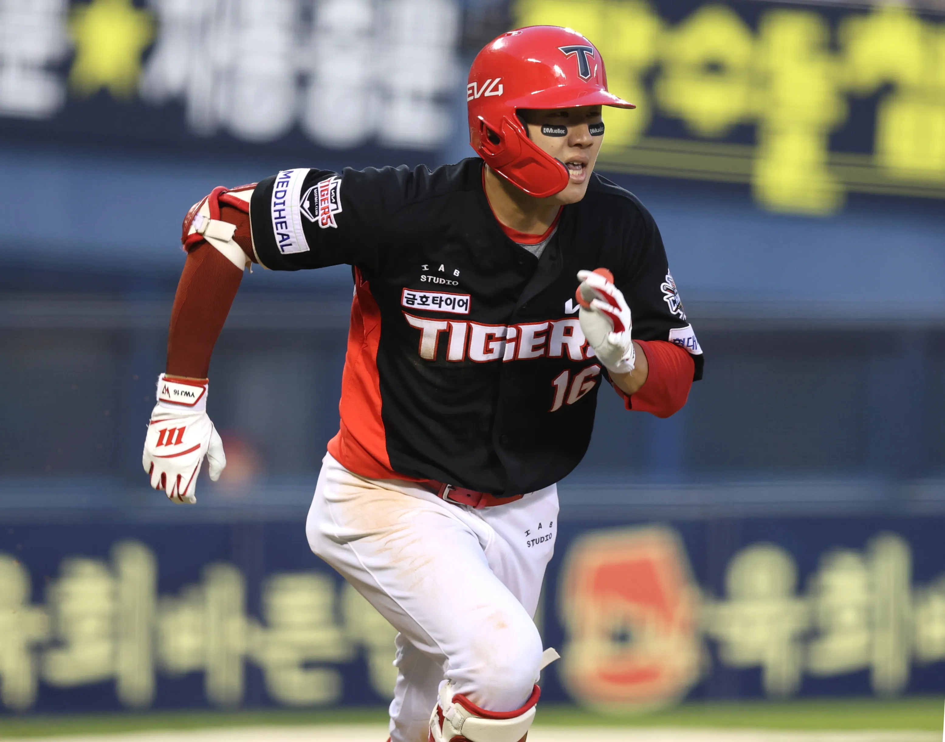 KIA 타이거즈 최원준이 3일 서울 잠실야구장에서 열린 2025 KBO리그 정규시즌 두산 베어스와의 원정 경기에서 안타를 친 뒤 달리고 있다. KIA 타이거즈 제공