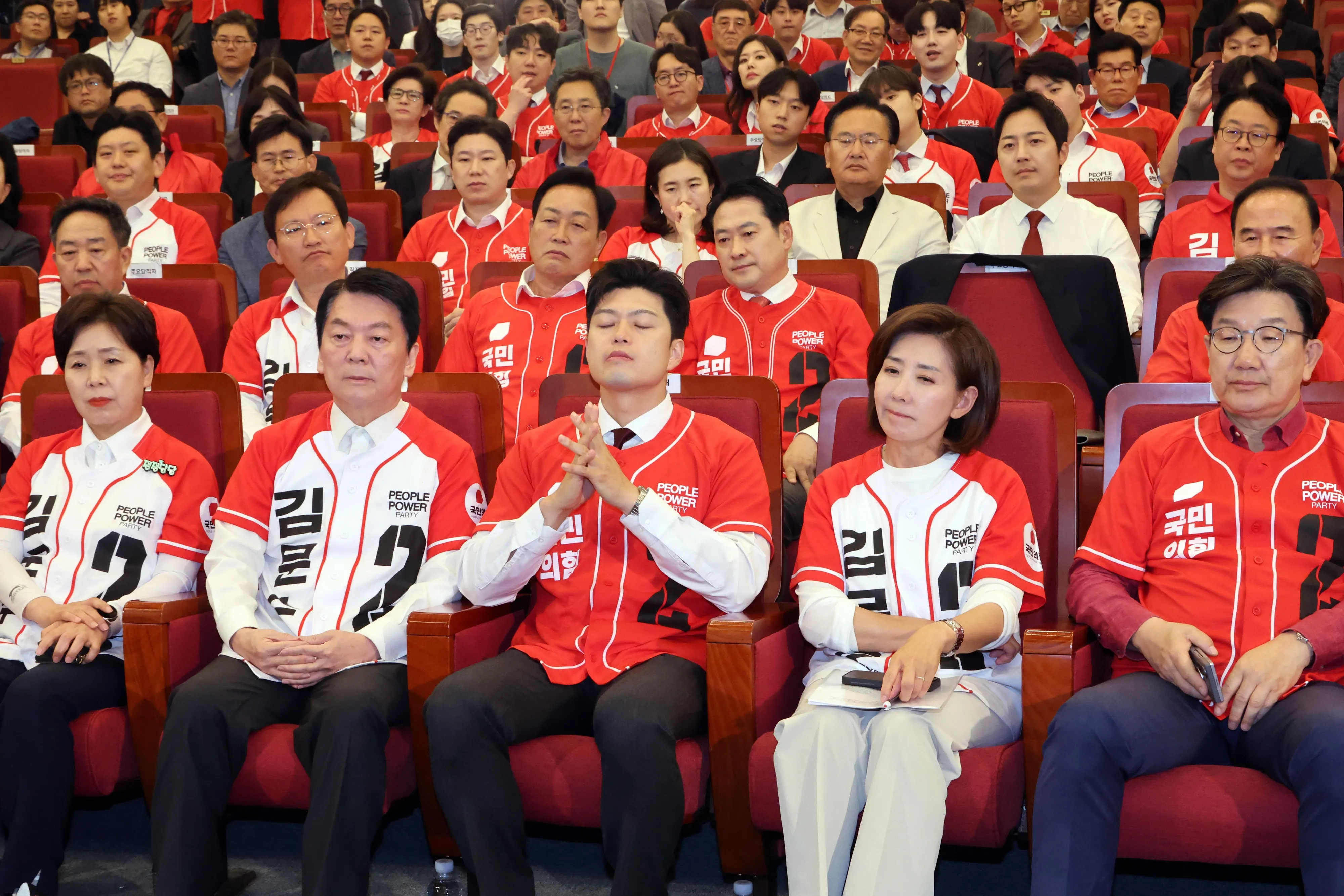 김용태 국민의힘 비상대책위원장과 권성동 원내대표를 비롯한 공동선거대책위원장들이 3일 오후 서울 여의도 국회 도서관에 마련된 제21대 대통령선거개표상황실에서 개표 방송을 시청하고 있다. 2025.6.3 안주영 전문기자