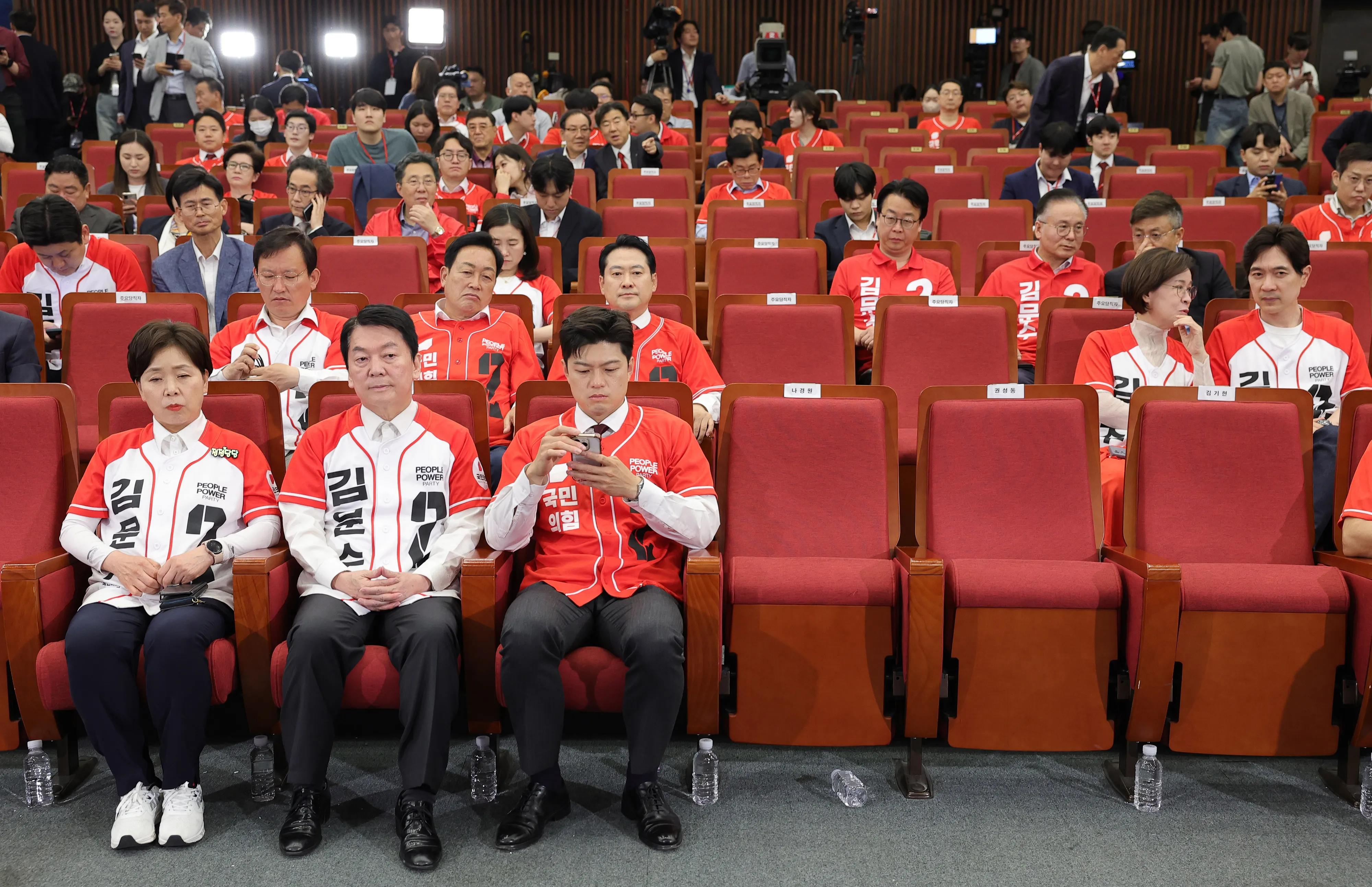 3일 서울 여의도 국회 도서관에 마련된 국민의힘 개표 상황실에서 선대위원장들이 제21대 대통령 선거 방송3사 출구조사 결과과 나오자 자리를 나서고 있다. 2025.06.03 안주영 전문기자