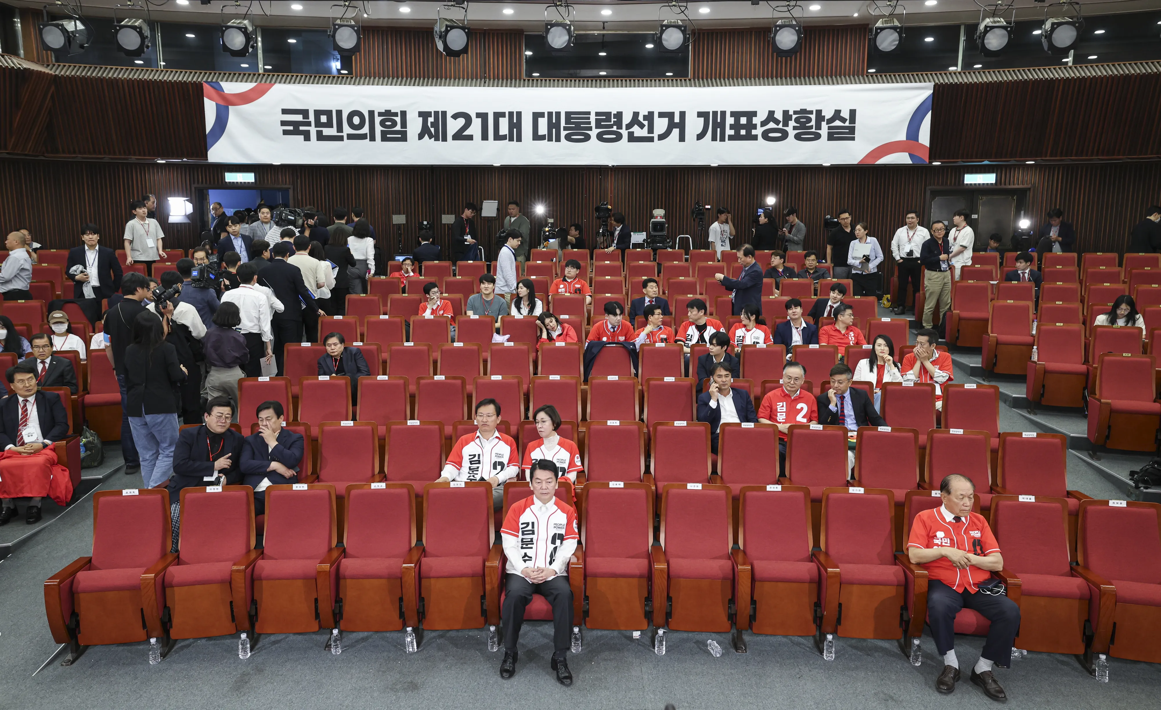 김용태 비상대책위원장 3일 서울 여의도 국회 도서관에 마련된 국민의힘 개표 상황실에서 제21대 대통령 선거 방송3사 출구조사 결과를 지켜보다 자리를 떠나고 있다.2025.6.3 홍윤기 기자