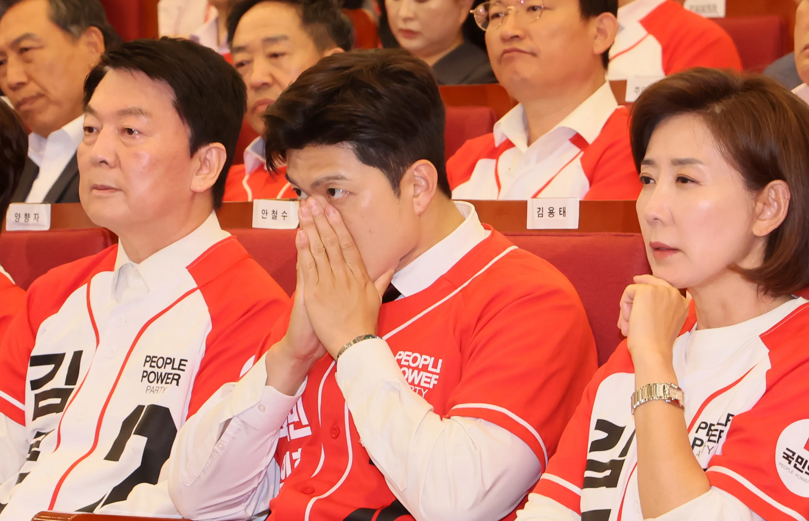 김용태 국민의힘 비상대책위원장이 3일 국회 도서관에 마련된 제21대 대통령선거 국민의힘 개표상황실에서 출구 조사 결과를 보고 심각한 표정을 짓고 있다. 2025.06.03 안주영 전문기자