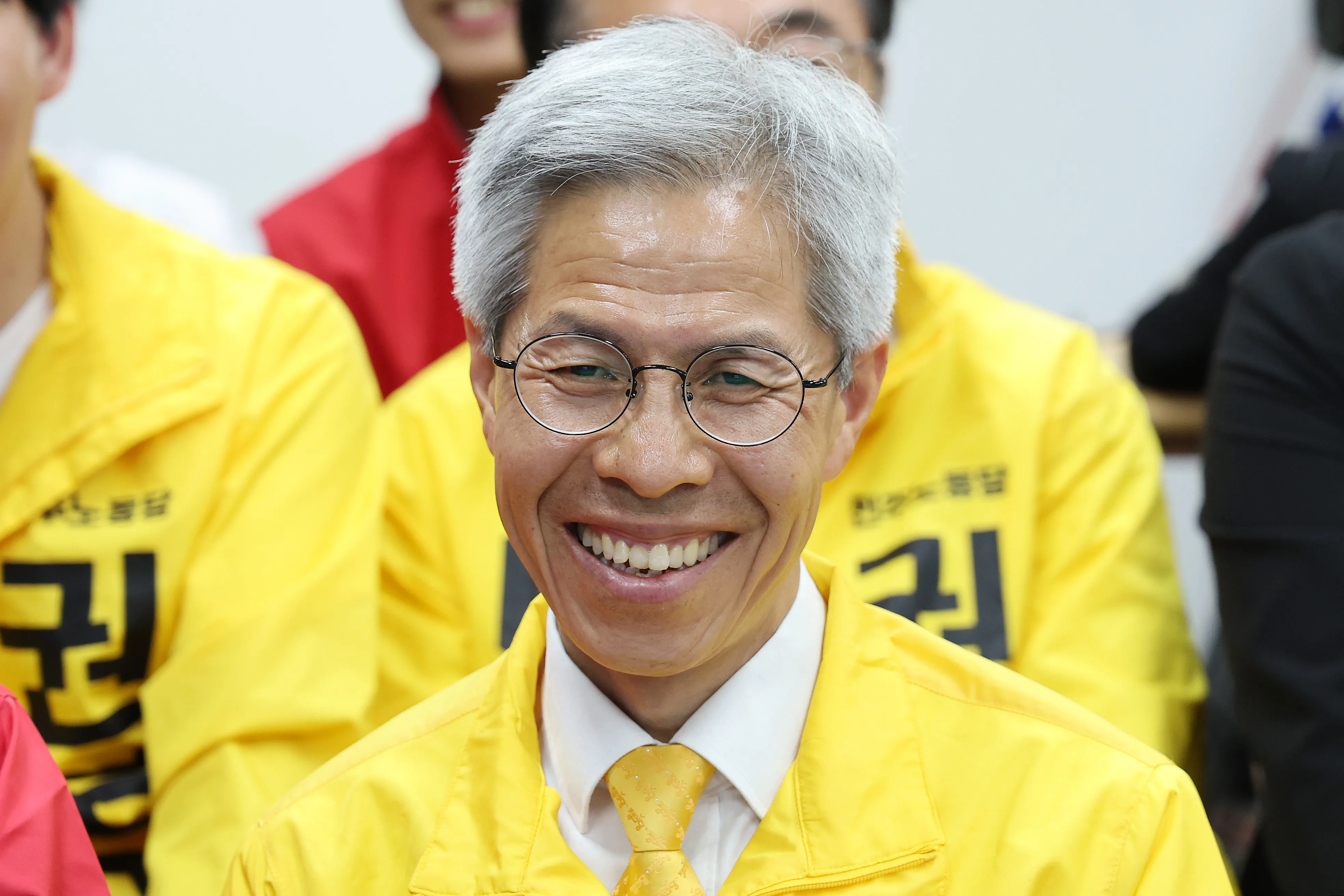 권영국 민주노동당 대통령 후보가 3일 서울시 구로구 선거캠프에 마련된 제21대 대통령선거 개표상황실에서 출구조사 결과를 지켜보고 있다. 2025.6.3 뉴스1