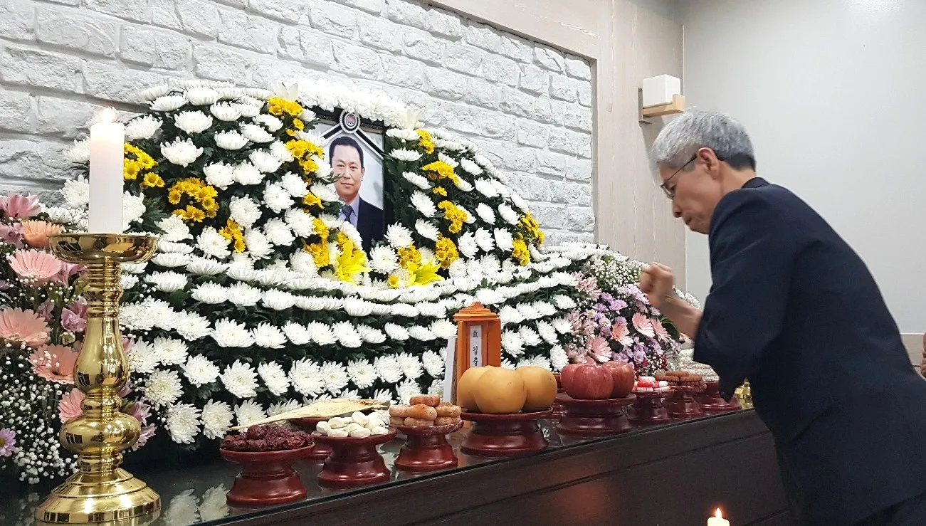 권영국 민주노동당 대선후보가 충남 태안화력발전소에서 작업 중 숨진 하청 근로자 고 김충현(50) 노동자 빈소를 3일 찾아 조문하고 있다. 권 후보는 방명록에 ‘더 이상 일어나지 않기를 바랬던 사고가 재발되어 많이 아픕니다. 고인의 명복을 빌며 진상 규명 최선을 다하겠습니다’라고 적었다. 2025.6.3 연합뉴스