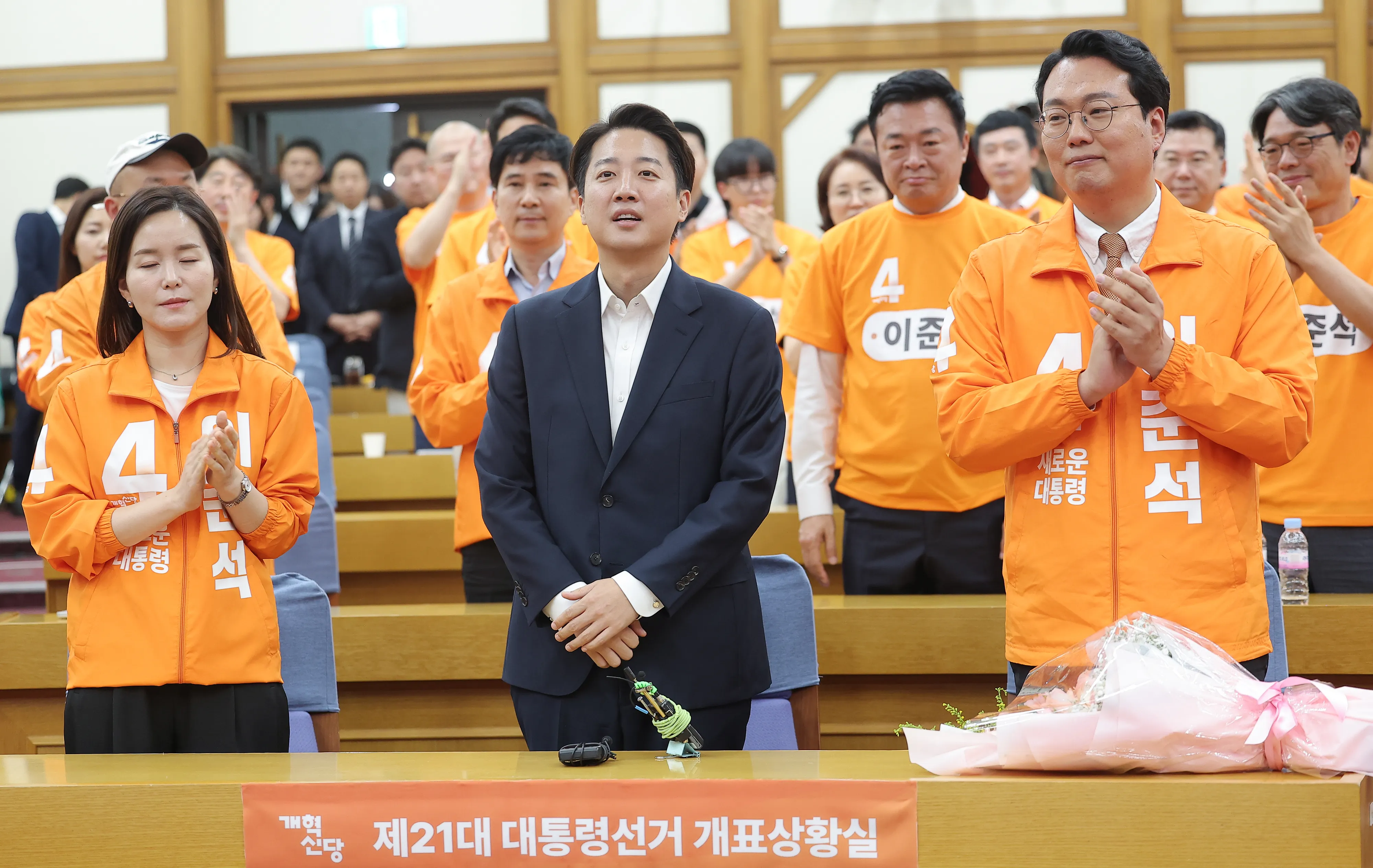 이준석 개혁신당 대선 후보가 3일 방송 3사 출구조사 발표를 확인한 뒤 서울 국회 여의도 의원회관에 마련된 당 개표상황실에 도착해 소감을 밝히고 있다. 2025.6.3 연합뉴스