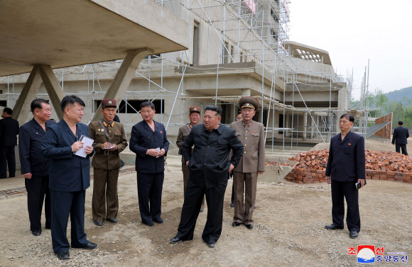 김정은 북한 국무위원장이 지난 2일 강동군 병원과 종합봉사소 건설장을 현지 지도했다고 조선중앙통신이 3일 보도했다. 2025.6.3 평양 조선중앙통신=연합뉴스