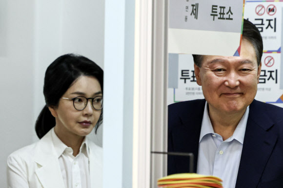 윤석열 전 대통령과 김건희 여사가 제21대 대통령 선거일인 3일 서울 서초구 원명초등학교에 마련된 서초4동 제3투표소에서 투표하기 위해 줄을 서고 있다. 2025.6.3 공동취재