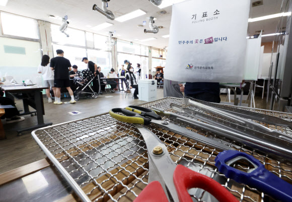 제21대 대통령선거 투표일인 3일 경기도 광명시 한 음식점에 마련된 소하2동 제4투표소에서 유권자들이 투표하고 있다. 2025.6.3 연합뉴스