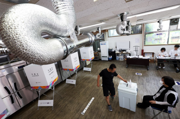 제21대 대통령선거 투표일인 3일 경기도 광명시 한 음식점에 마련된 소하2동 제4투표소에서 유권자들이 투표하고 있다. 2025.6.3 연합뉴스