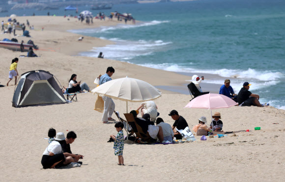 제21대 대통령 선거일인 3일 강원 강릉시 경포해변에 투표를 마치고 나들이 나온 시민과 관광객들이 휴식을 취하고 있다. 2025.6.3 연합뉴스