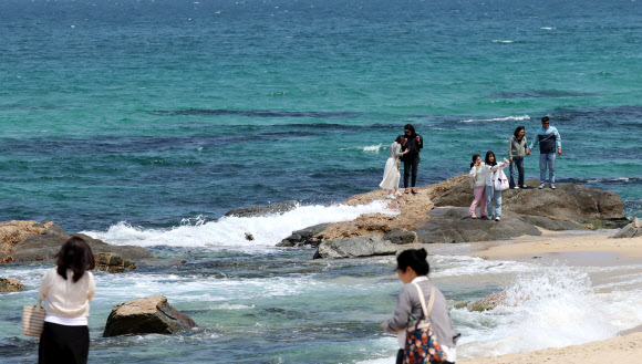 제21대 대통령 선거일인 3일 강원 강릉시 경포해변에 투표를 마치고 나들이 나온 시민과 관광객들이 휴식을 취하고 있다. 2025.6.3 연합뉴스