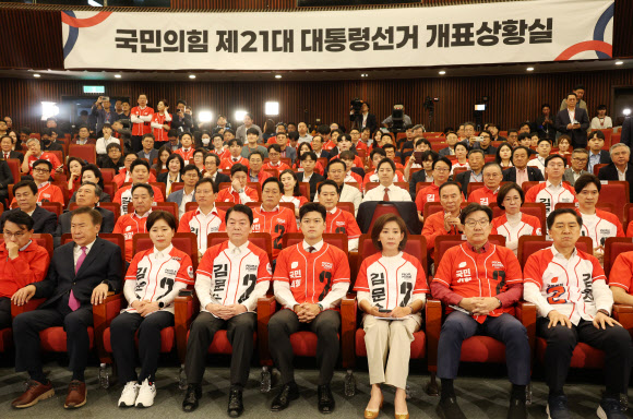 국민의힘 김용태 비상대책위원장, 권성동 원내대표, 안철수, 나경원 의원 등이 3일 서울 여의도 국회도서관에 마련된 국민의힘 제21대 대통령선거 개표상황실에서 방송사 출구조사 결과를 지켜보고 있다. 2025.6.3. 연합뉴스