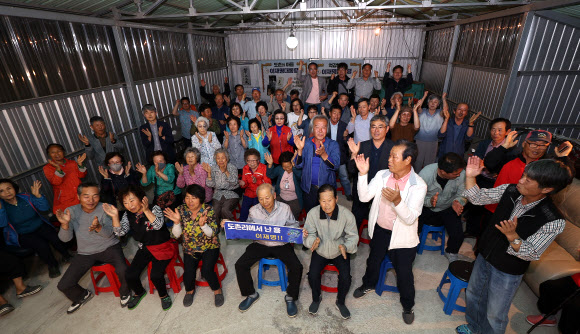 3일 더불어민주당 이재명 대선 후보의 고향인 경북 안동시 예안면 도촌리의 경로당 창고에서 마을 주민들이 제21대 대통령 선거 출구조사 결과를 확인하고 환호하고 있다. 2025.6.3 연합뉴스