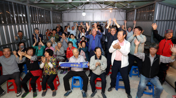 3일 더불어민주당 이재명 대선 후보의 고향인 경북 안동시 예안면 도촌리의 경로당 창고에서 마을 주민들이 제21대 대통령 선거 출구조사 결과를 확인하고 환호하고 있다. 2025.6.3 연합뉴스