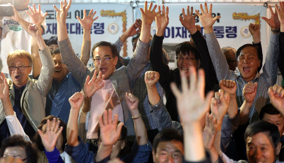 3일 더불어민주당 이재명 대선 후보의 고향인 경북 안동시 예안면 도촌리의 경로당 창고에서 마을 주민들이 제21대 대통령 선거 출구조사 결과를 확인하고 환호하고 있다. 2025.6.3 연합뉴스