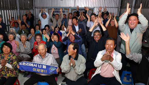 3일 더불어민주당 이재명 대선 후보의 고향인 경북 안동시 예안면 도촌리의 경로당 창고에서 마을 주민들이 제21대 대통령 선거 출구조사 결과를 확인하고 환호하고 있다. 2025.6.3 연합뉴스