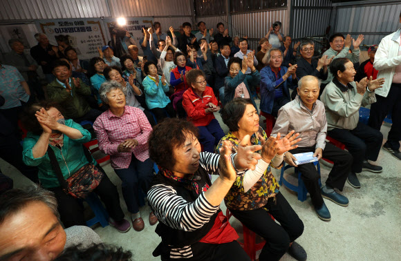 3일 더불어민주당 이재명 대선 후보의 고향인 경북 안동시 예안면 도촌리의 경로당 창고에서 마을 주민들이 제21대 대통령 선거 출구조사 결과를 확인하고 환호하고 있다. 2025.6.3 연합뉴스