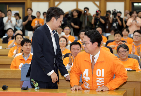 개혁신당 이준석 대선 후보가 3일 서울 국회 여의도 의원회관에 마련된 당 개표상황실에서 방송 3사 출구조사 발표 관련 소감을 밝힌 뒤 퇴장하고 있다. 2025.6.3. 연합뉴스