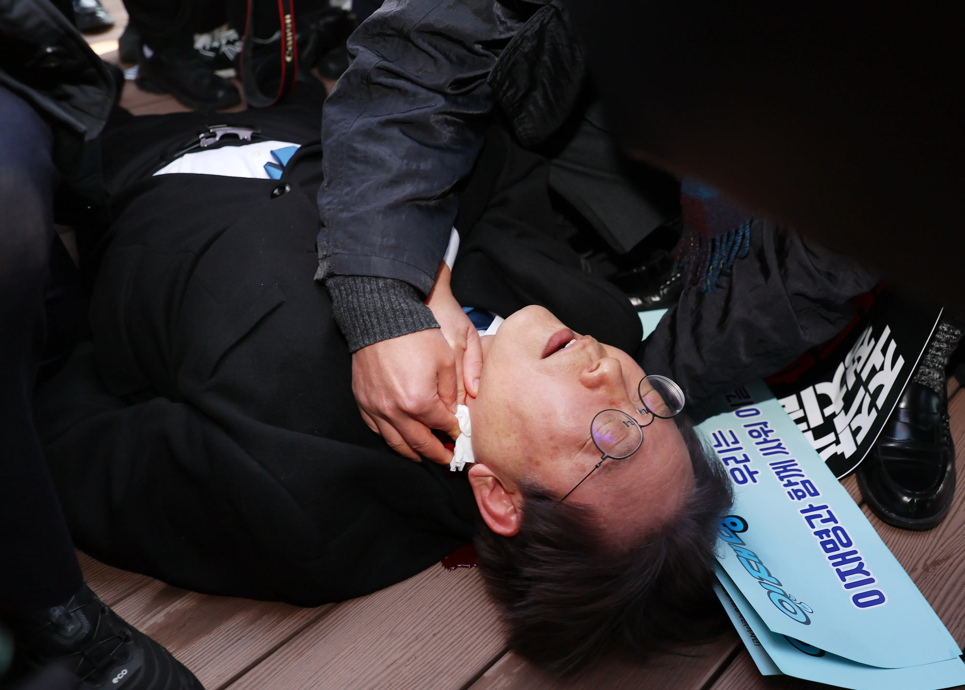 이재명 21대 대통령 당선인은 숱한 위기를 넘기며 굴곡진 정치 인생을 이어 왔다. 사진은 이 당선인이 더불어민주당 대표를 지내던 지난해 1월 부산 강서구 가덕신공항 건설 부지를 둘러보다가 피습을 당해 병원 호송을 기다리는 모습.
부산 연합뉴스