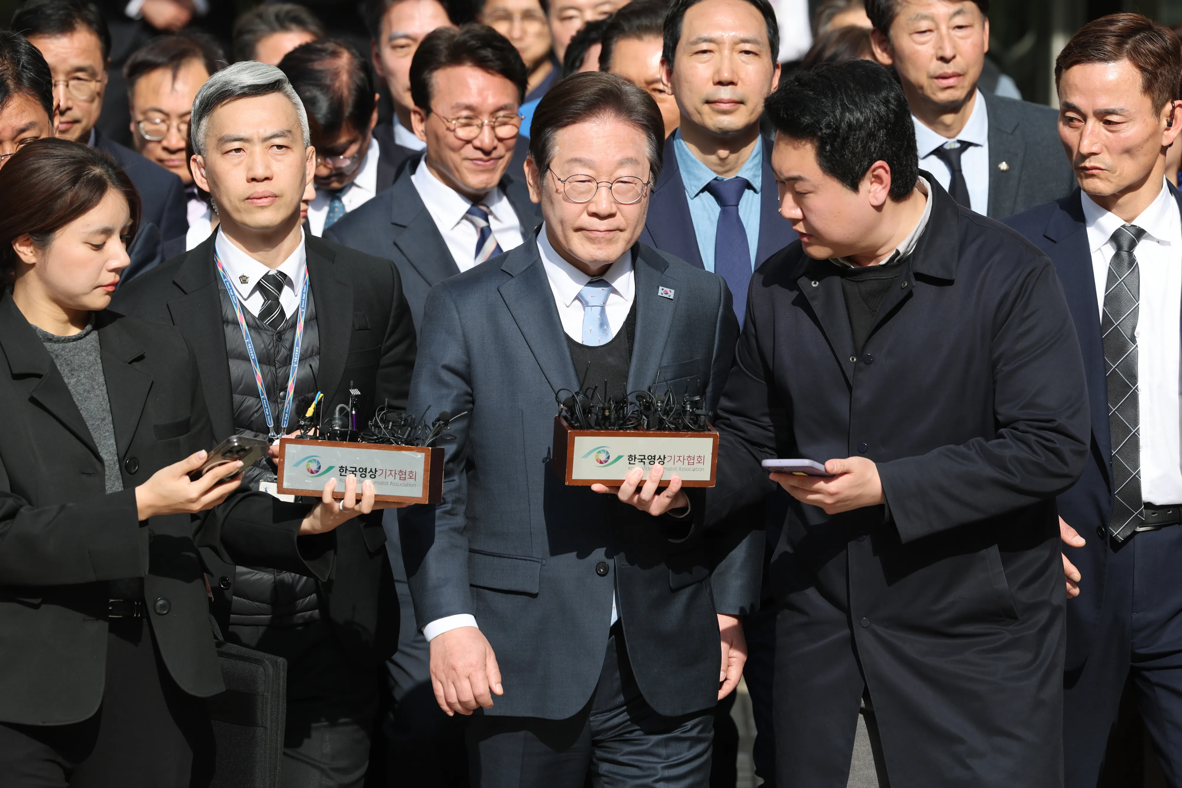 지난 3월 26일 이 당선인이 공직선거법 위반 사건 항소심에서 무죄를 선고받고 서울고법 청사를 떠나는 모습.
사진공동취재단