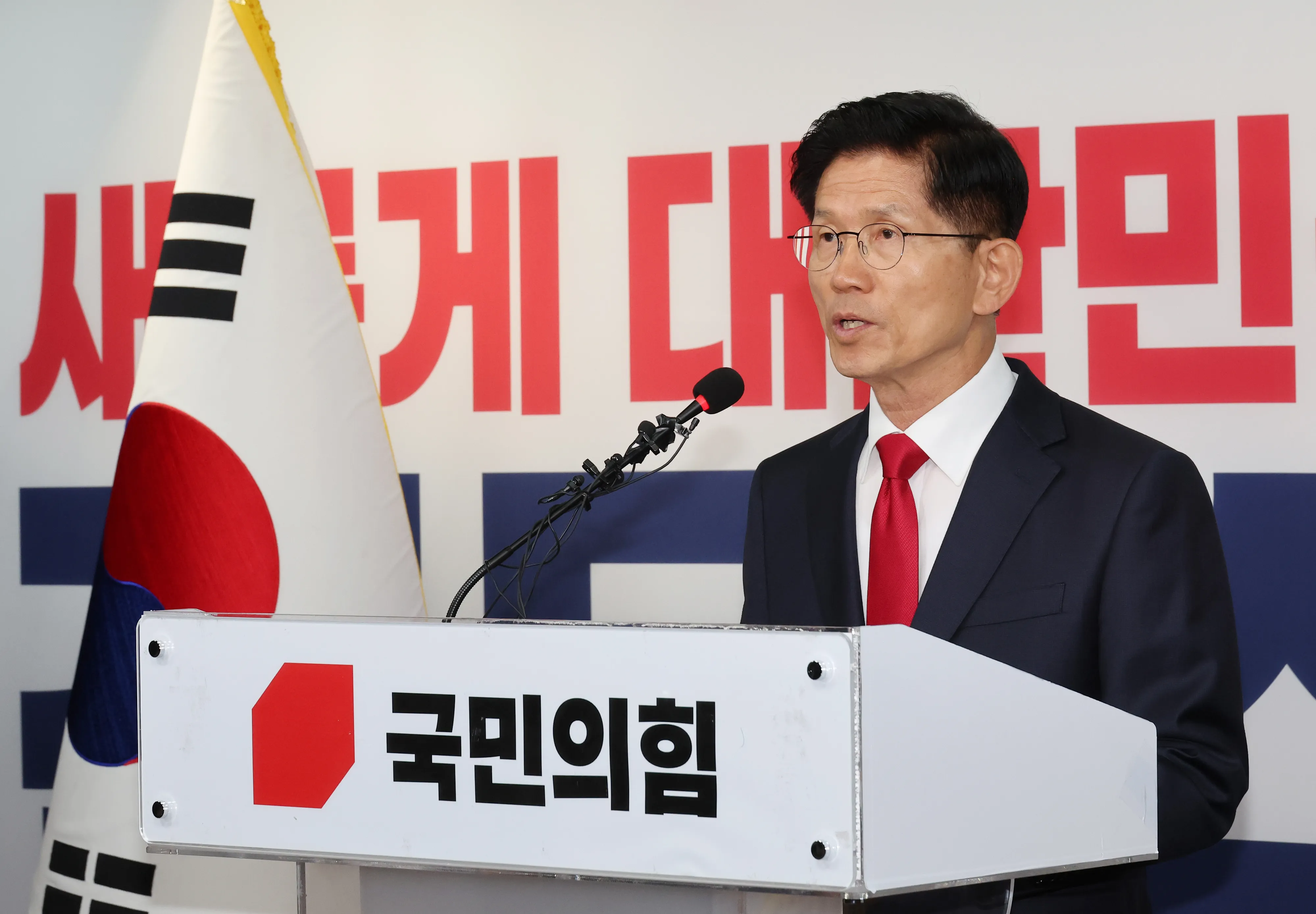 기자회견하는 김문수 후보  국민의힘 김문수 대선 후보가 4일 서울 여의도 당사에서 기자회견을 열고 입장을 밝히고 있다. 2025.6.4 연합뉴스