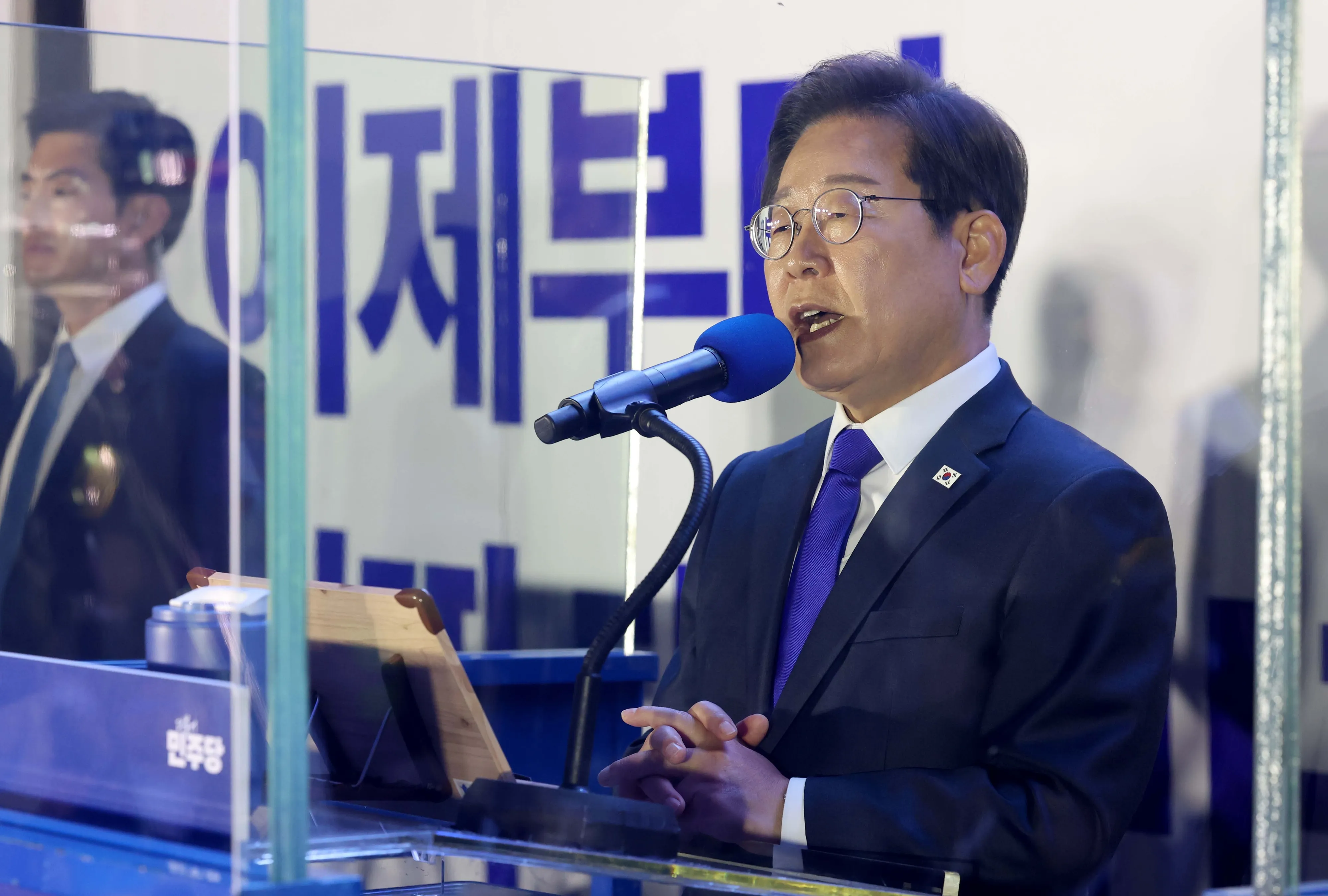 21대 대통령 선거에서 당선이 확실시되는 이재명 더불어민주당 후보가 4일 오전 서울 여의도 국회 앞에 마련된 민주당 국민개표방송시청 현장 야외 무대에 올라 연설하고 있다. 2025.6.4 공동취재