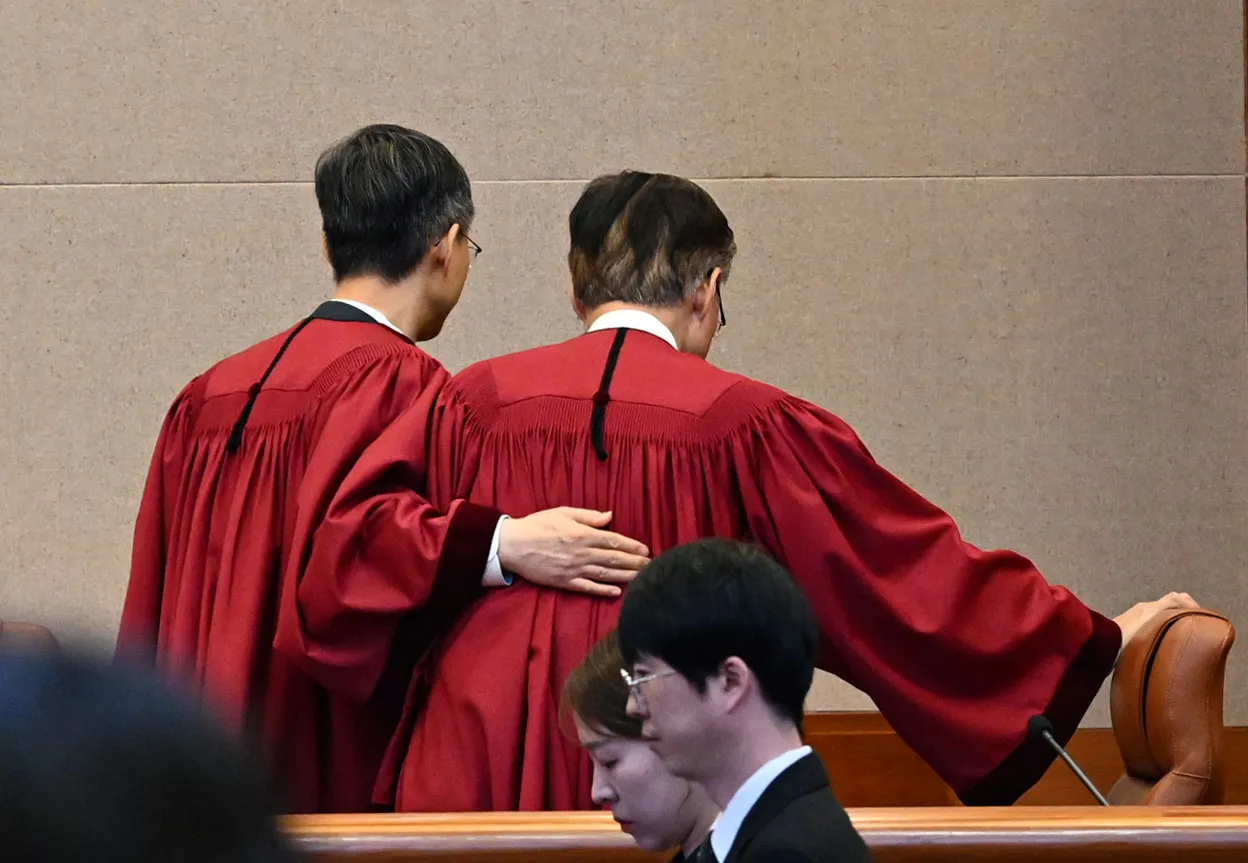 지난해 12·3 비상계엄 이후 3일의 21대 대통령 선거까지 183일이 숨가쁘게 지나갔다. 지난 4월 4일 문형배(왼쪽) 당시 헌법재판소장 직무대행이 서울 종로구 헌법재판소 대심판정에서 윤석열 전 대통령에게 파면을 선고한 뒤 김형두 헌법재판관과 함께 법정을 나가고 있는 모습.
사진공동취재단