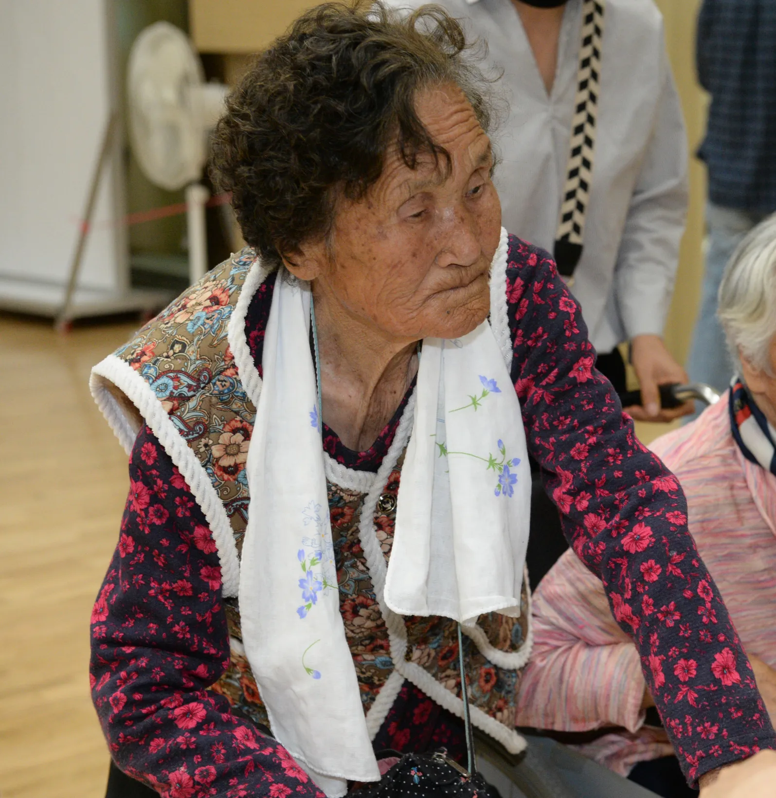 울산 울주군 온양읍 제1투표소에서 100세 유권자인 오무식씨가 투표에 앞서 본인 확인을 하고 있다.
울산 뉴시스