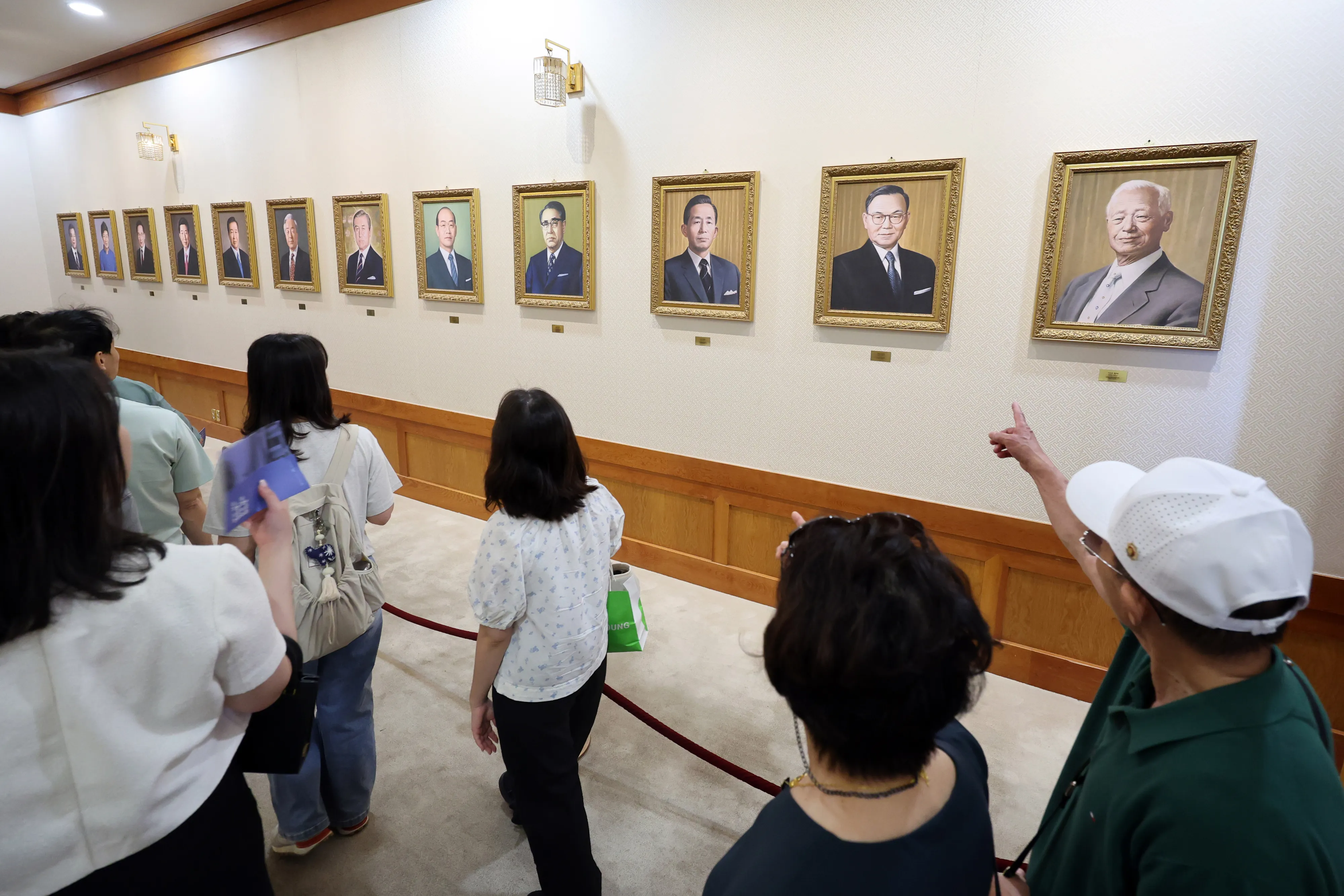 21대 대통령 선거일인 3일 서울 종로구 청와대에서 관람객들이 벽면에 전시된 역대 대통령 초상화를 살펴보고 있다.
뉴스1