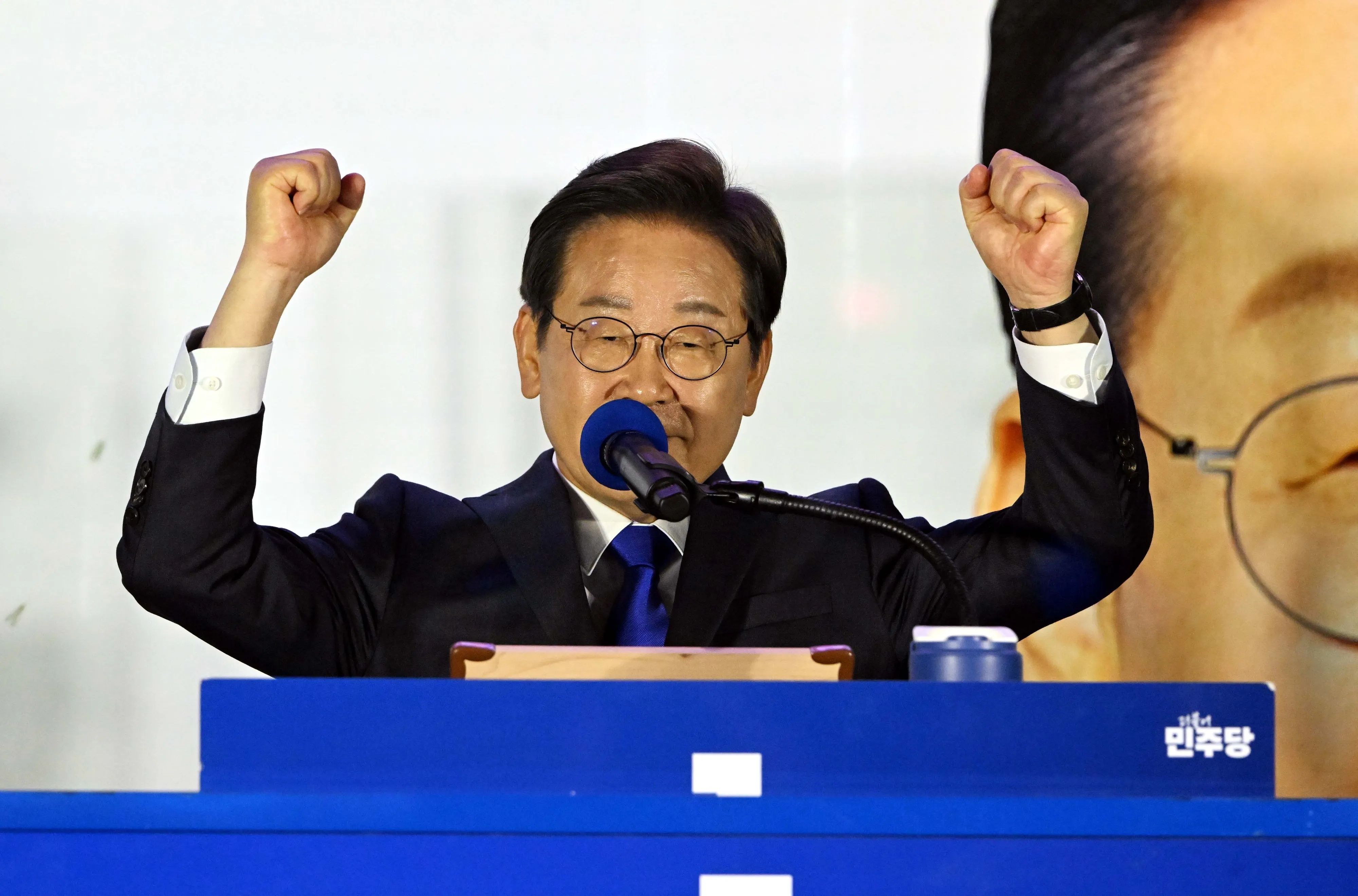 이재명 대통령 후보가 당선이 확실시된 후 4일  서울 여의도 국회앞에 마련된 더불어민주당의 국민개표방송시청 현장에서 연설을 하고 있다.2025.6.4 홍윤기 기자