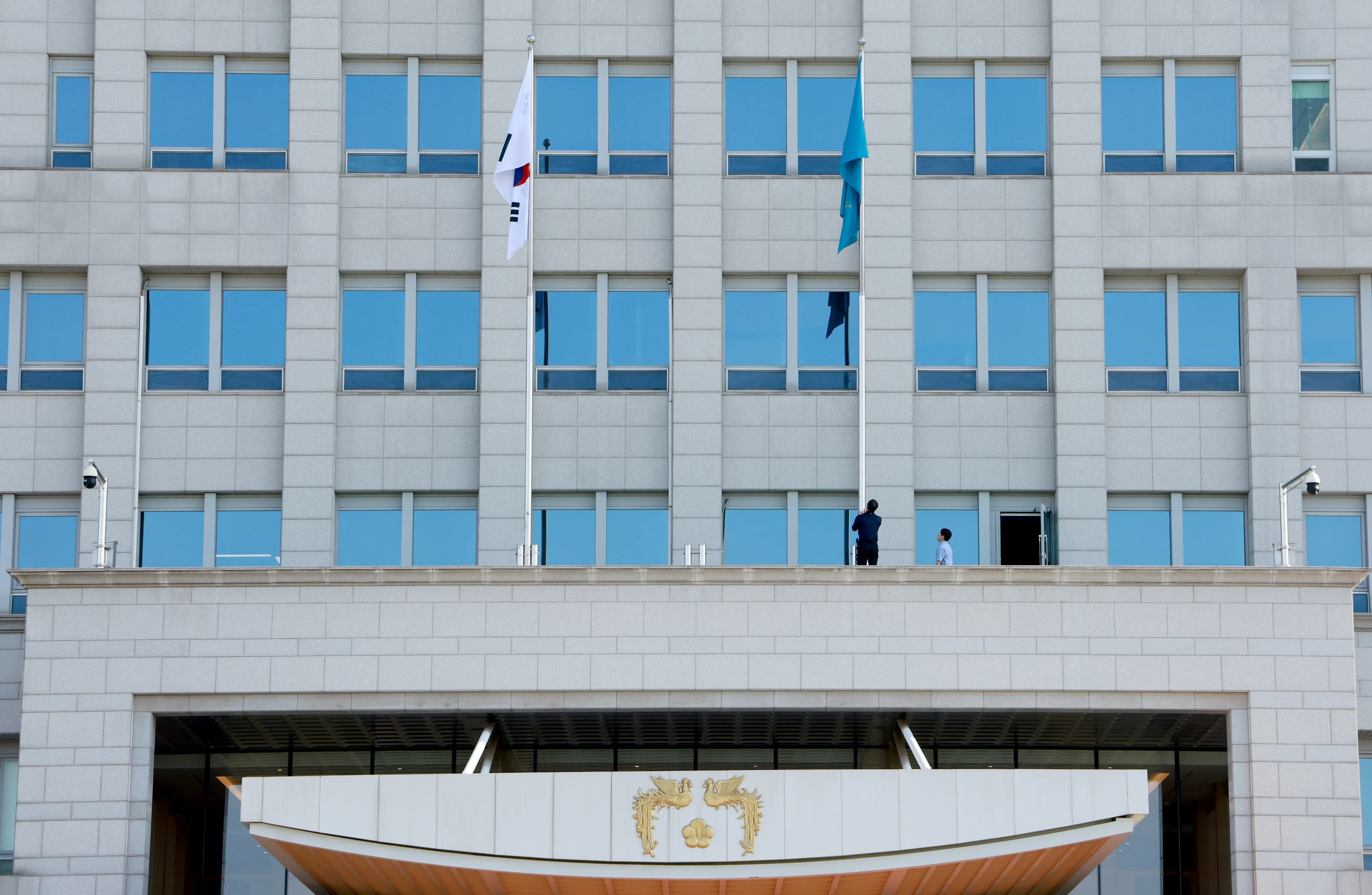 21대 이재명 대통령 임기가 시작된 4일 서울 용산 대통령실 청사에서 대통령실 총무비서관실 직원들이 봉황기를 게양하고 있다. 2025.6.4 연합뉴스