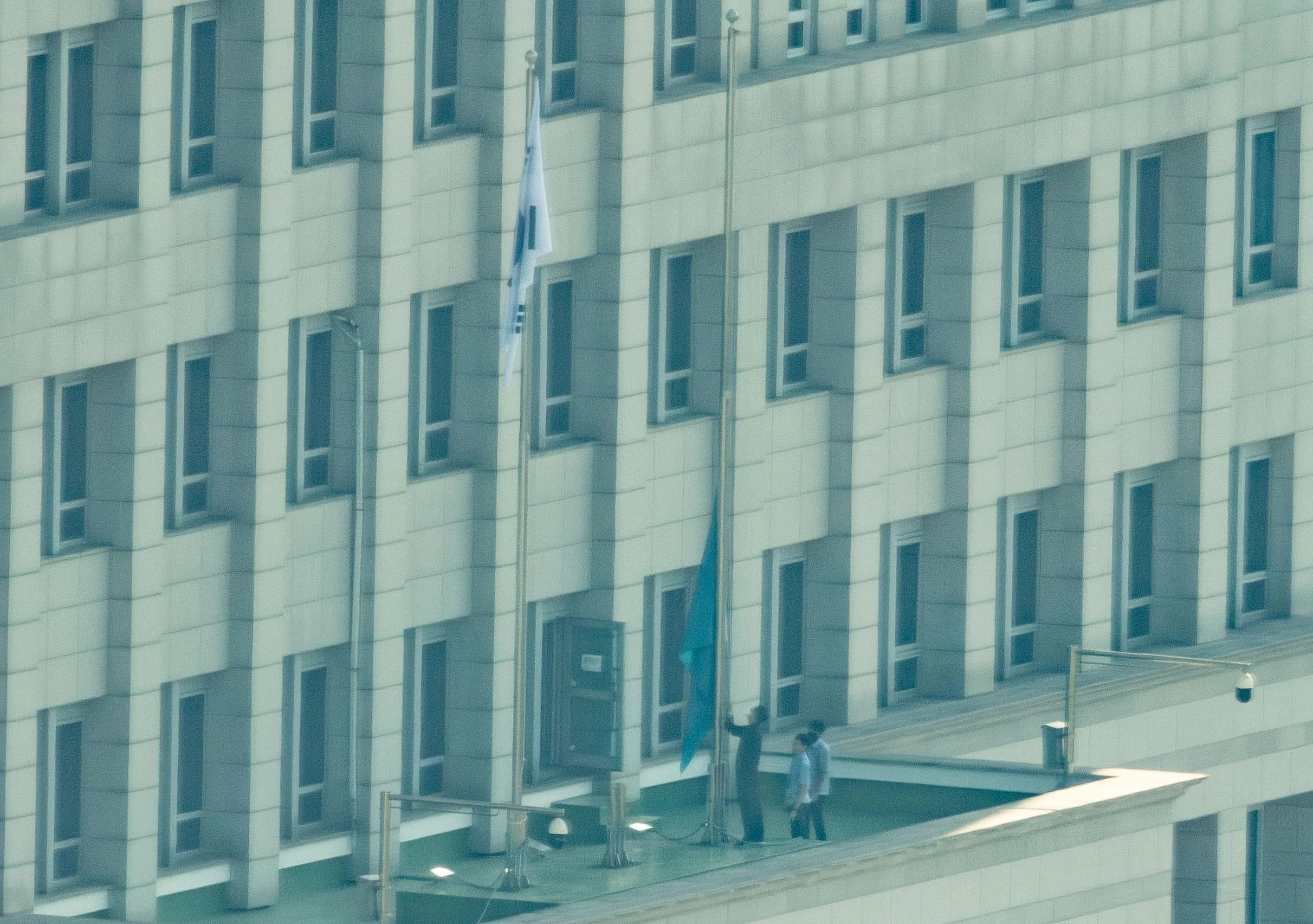이재명 대통령의 임기가 시작된 4일 서울 용산구 대통령실 청사에서 관계자들이 봉황기를 게양하고 있다. 2025.06.04 사진공동취재단