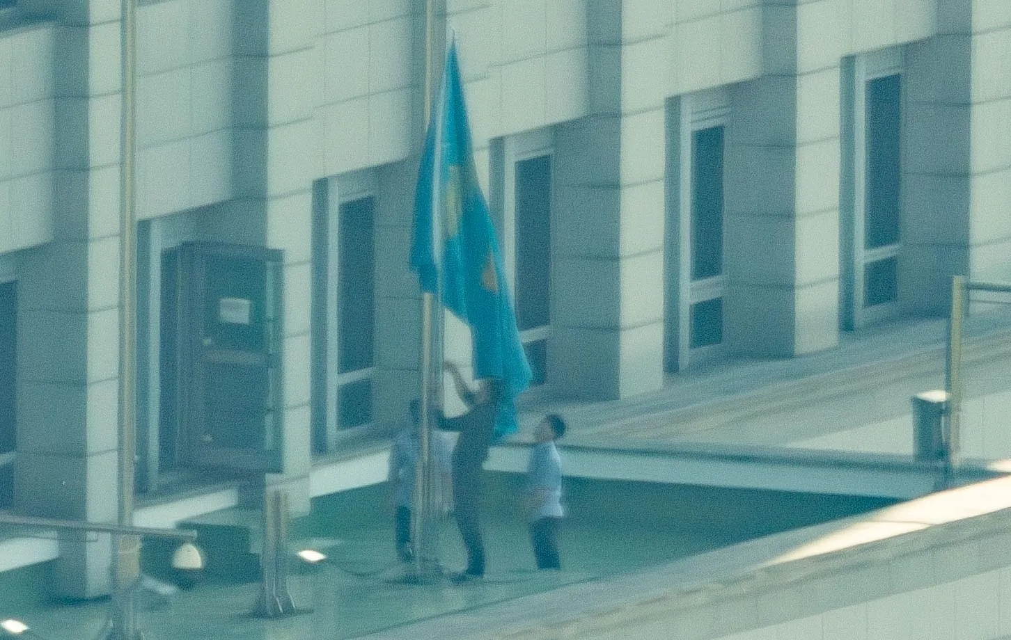 이재명 대통령의 임기가 시작된 4일 서울 용산구 대통령실 청사에서 관계자들이 봉황기를 게양하고 있다. 2025.06.04 사진공동취재단