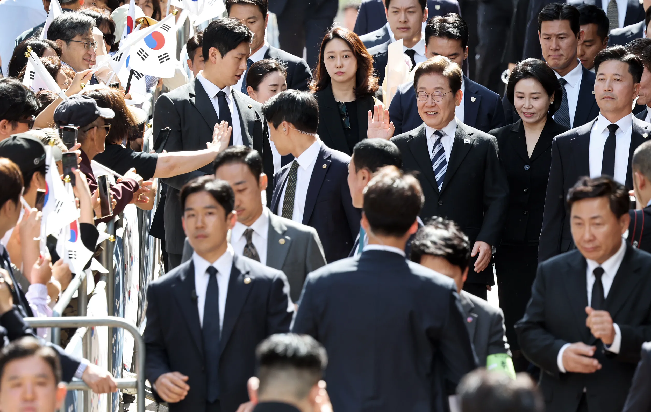 현충원 향하는 이재명 대통령과 김혜경 여사  이재명 대통령과 김혜경 여사가 제21대 대통령 임기를 시작한 4일 오전 인천 계양구 자택 앞에서 열린 주민 환송 행사를 마친 후 국립서울현충원으로 향하고 있다. 2025.6.4 뉴스1