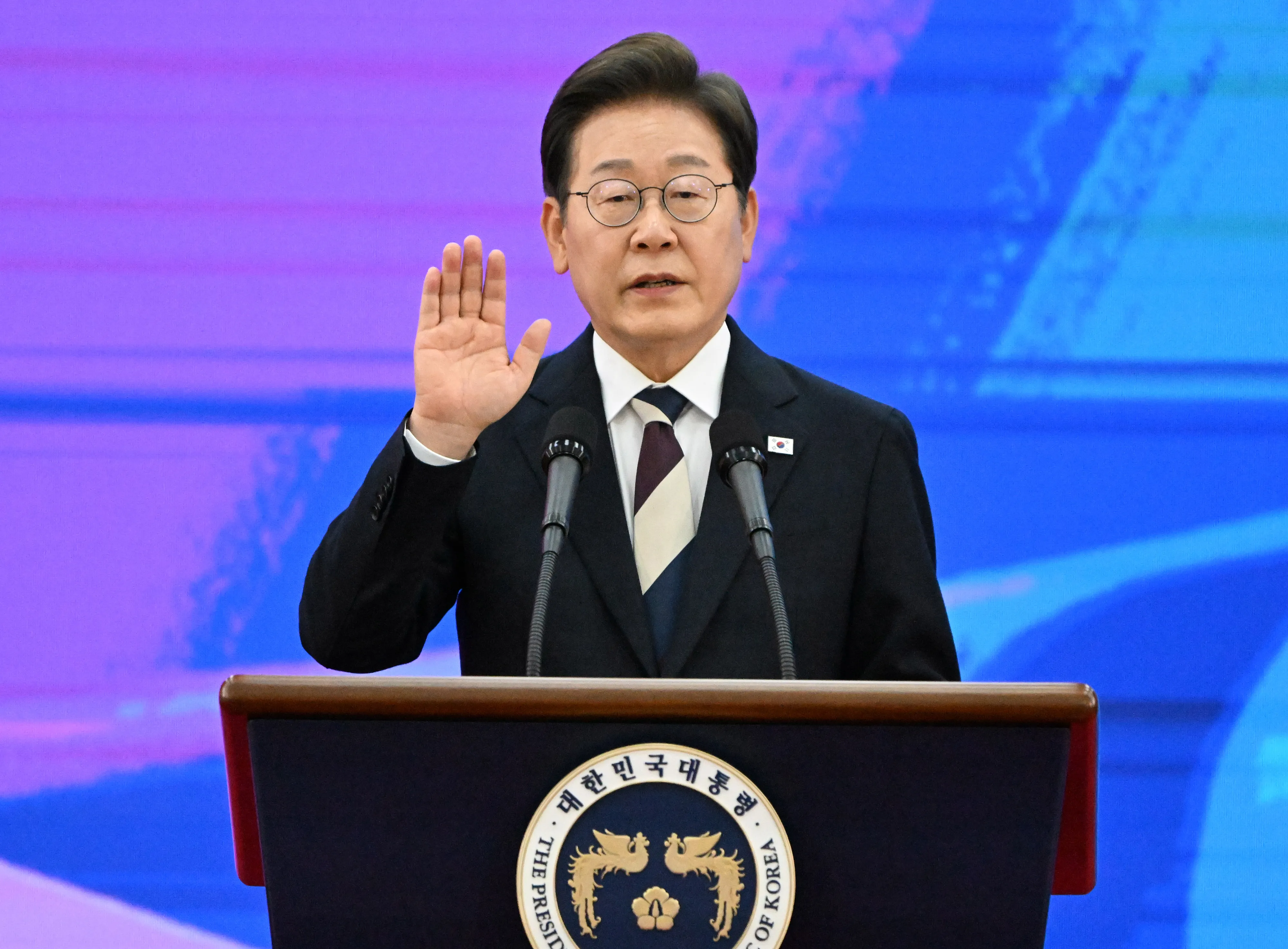 취임 선서하는 이재명 대통령  이재명 대통령이 4일 서울 여의도 국회에서 열린 제21대 대통령 취임선서식에서 취임 선서를 하고 있다. 2025.6.4 [국회사진기자단]