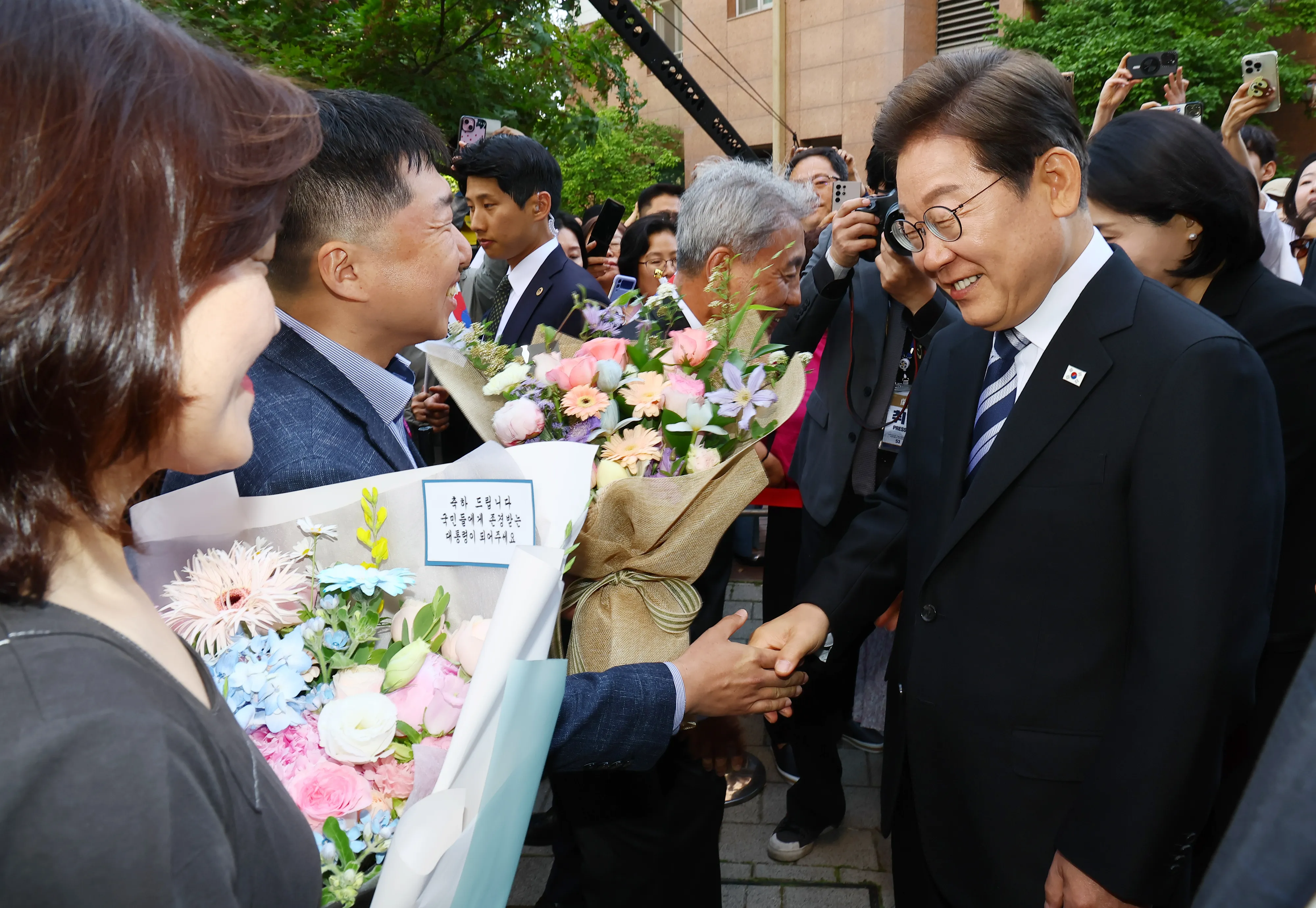 사저 출발, 인사하는 이재명 대통령  이재명 대통령이 4일 인천 계양구 사저를 출발하며 주민, 지지자와 인사하고 있다. 2025.6.4 연합뉴스