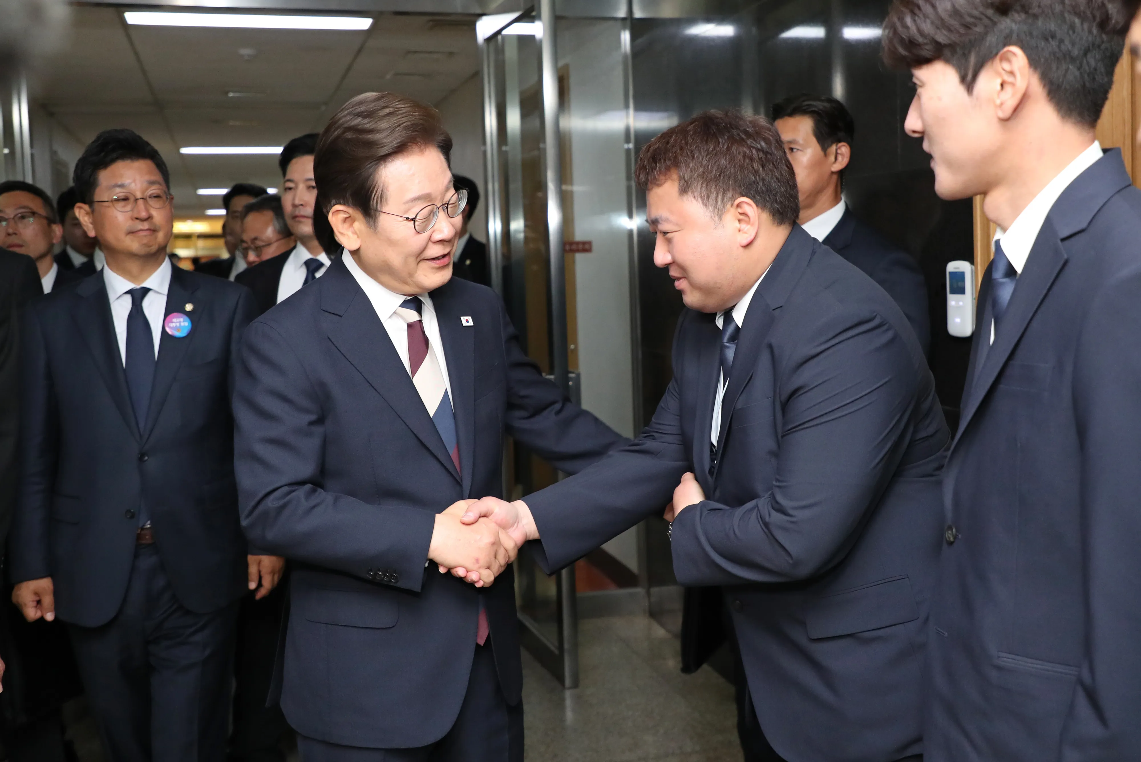 국회방호과 직원들과 인사하는 이재명 대통령  이재명 대통령이 4일 서울 여의도 국회에서 열린 제21대 대통령 취임선서식을 마치고 국회방호과 직원들과 인사를 하고 있다. 2025.6.4 국회사진기자단