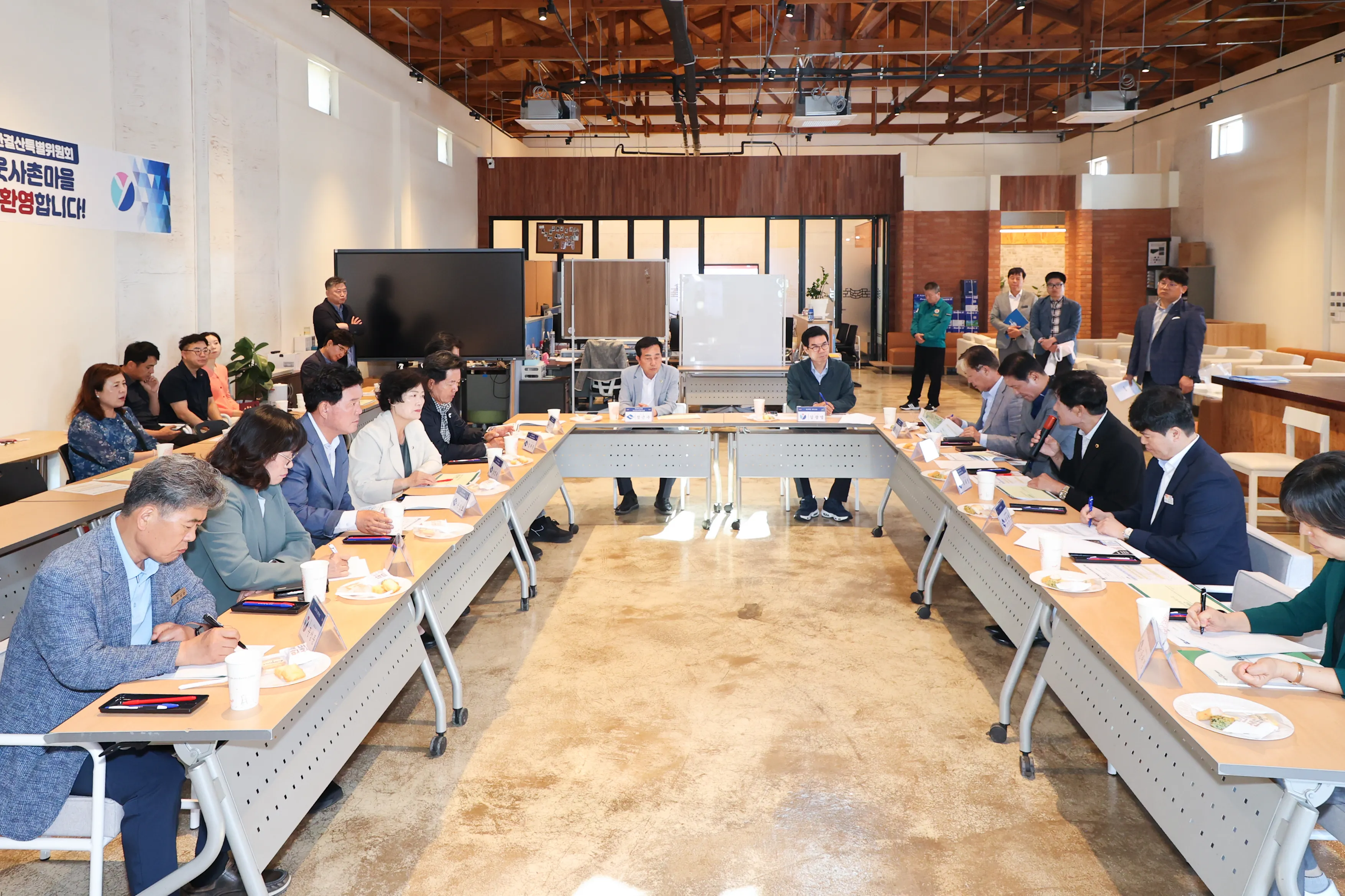 2024회계연도 결산 대비 주요 사업장 점검과 함께, 의정활동 현안에 대한 논의하는 경북도의회 예산결산특별위원회(위원장 정근수). 경북도의회 제공
