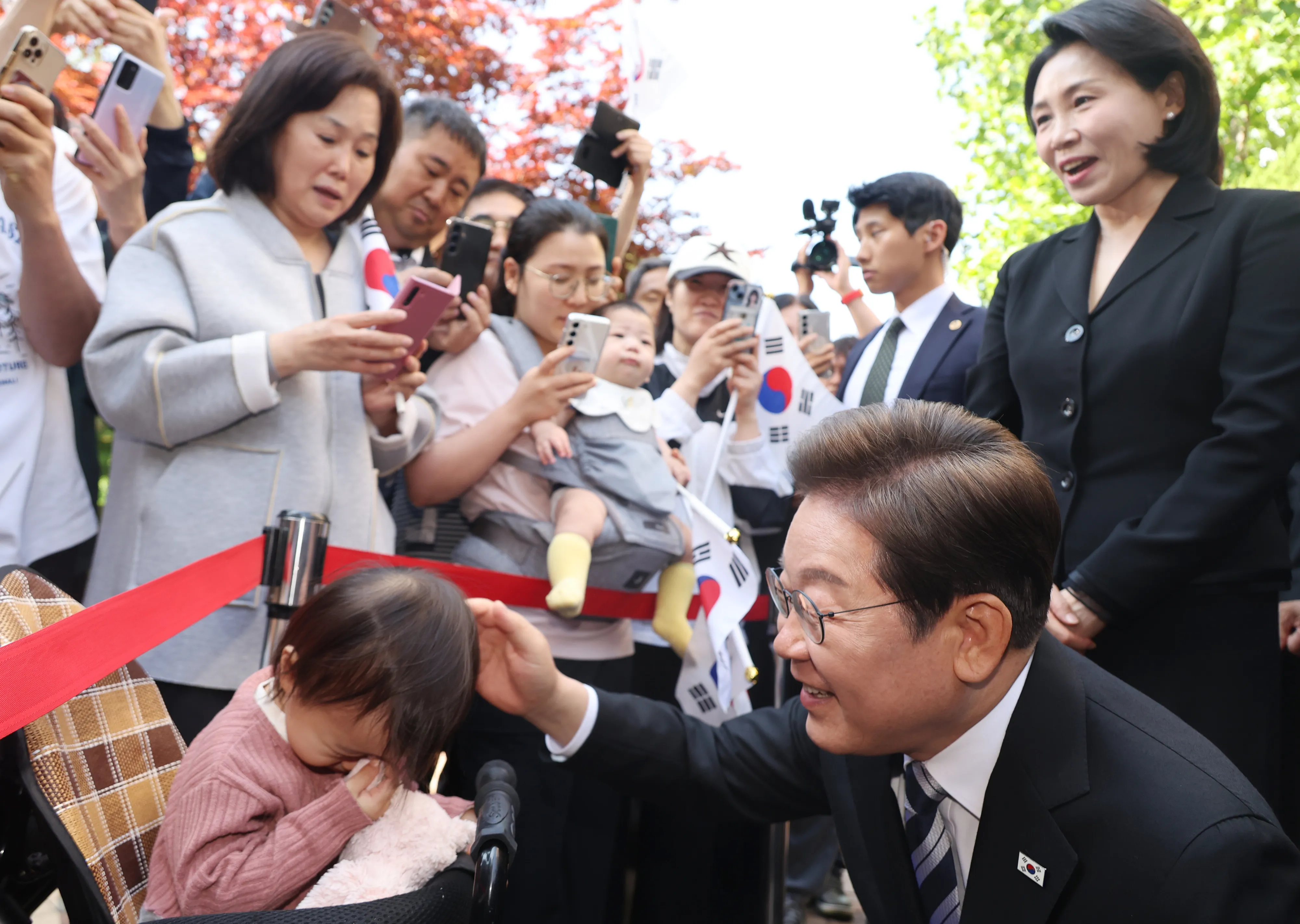 사저 출발하며 주민 인사하는 이재명 대통령 부부  이재명 대통령과 김혜경 여사가 4일 인천 계양구 사저를 출발하며 어린이와 인사하고 있다. 2025.6.4
연합뉴스